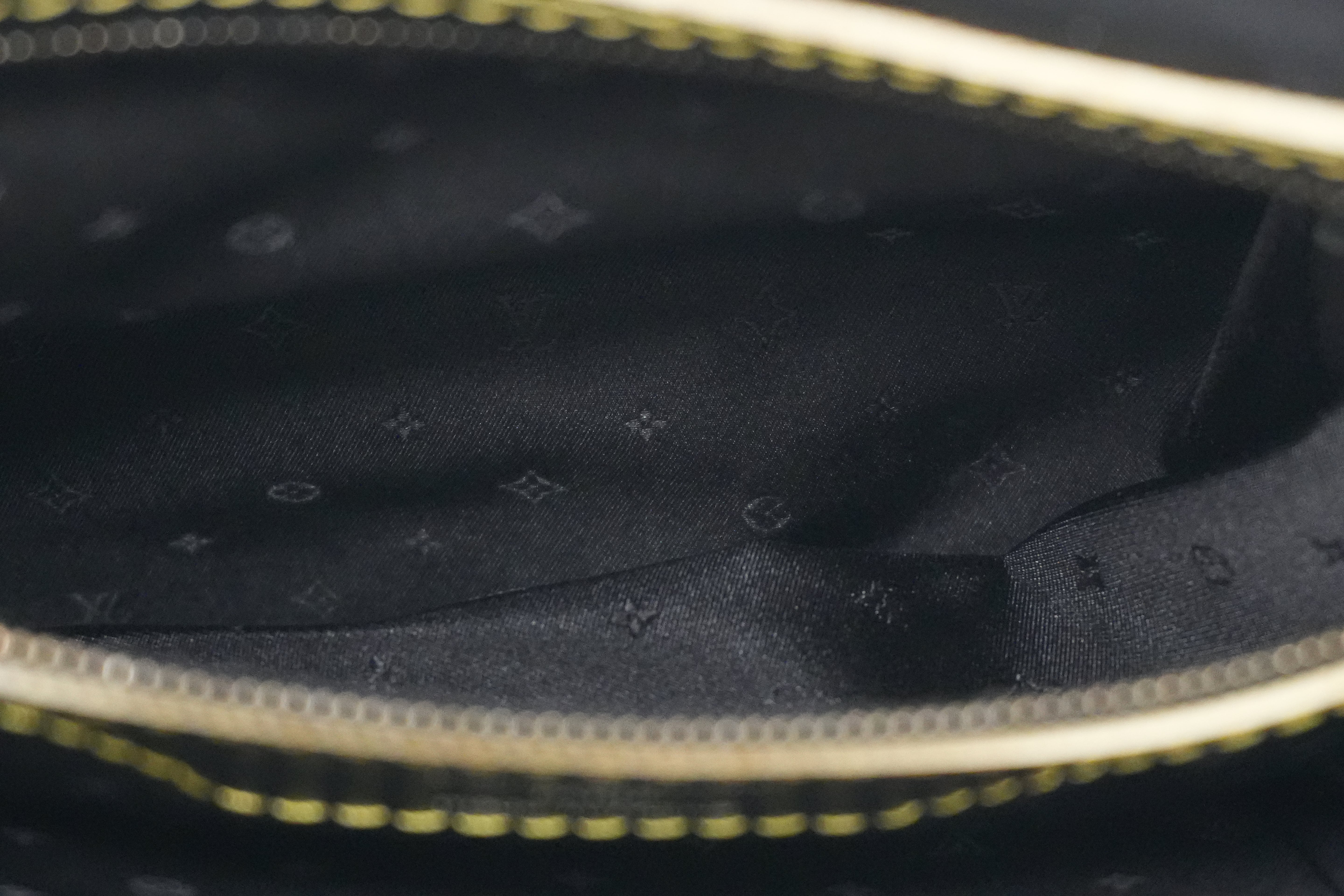 Pre-owned Louis Vuitton Lock It Suhali Handbag Black