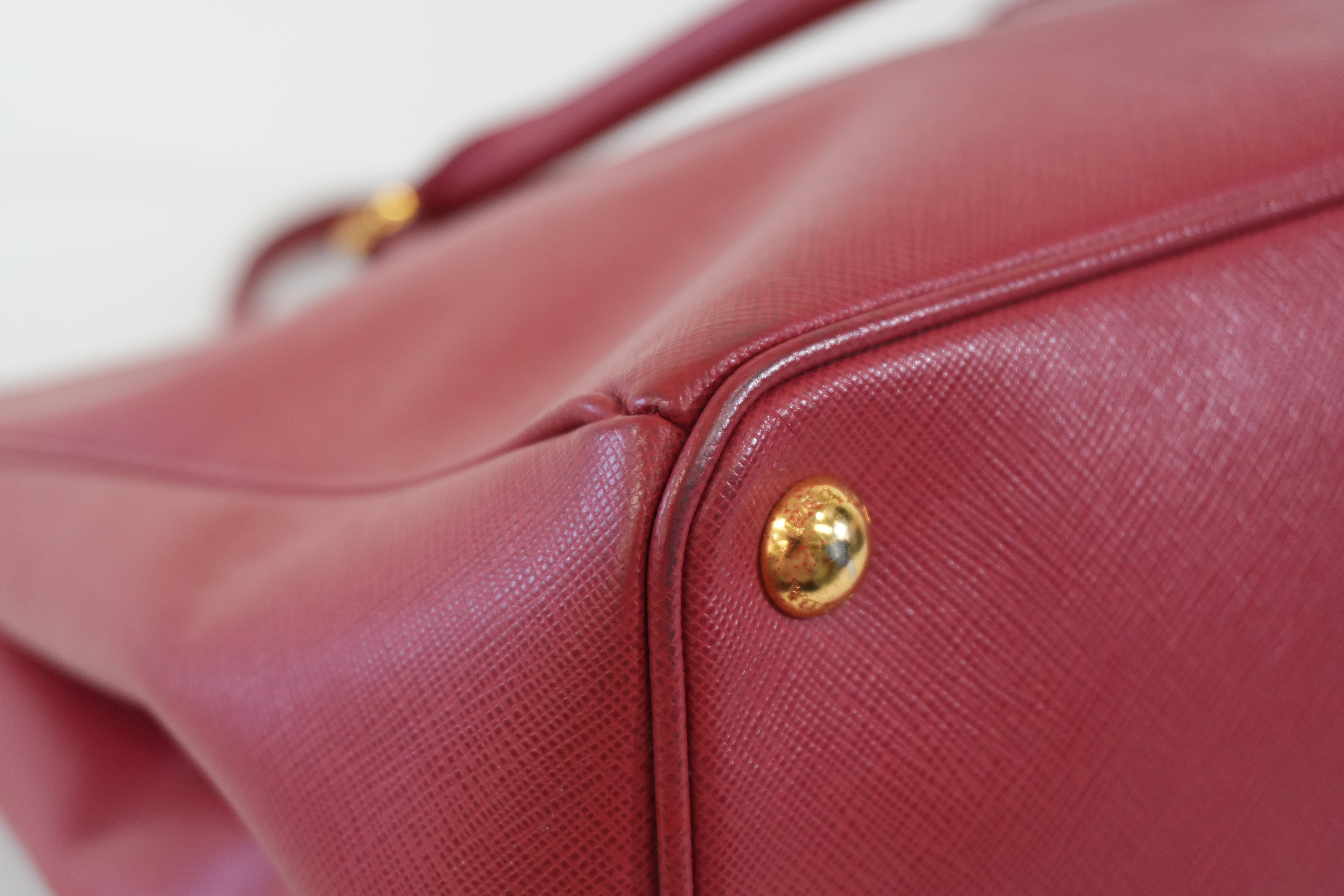 Pre-owned Prada Saffiano Handbag Red
