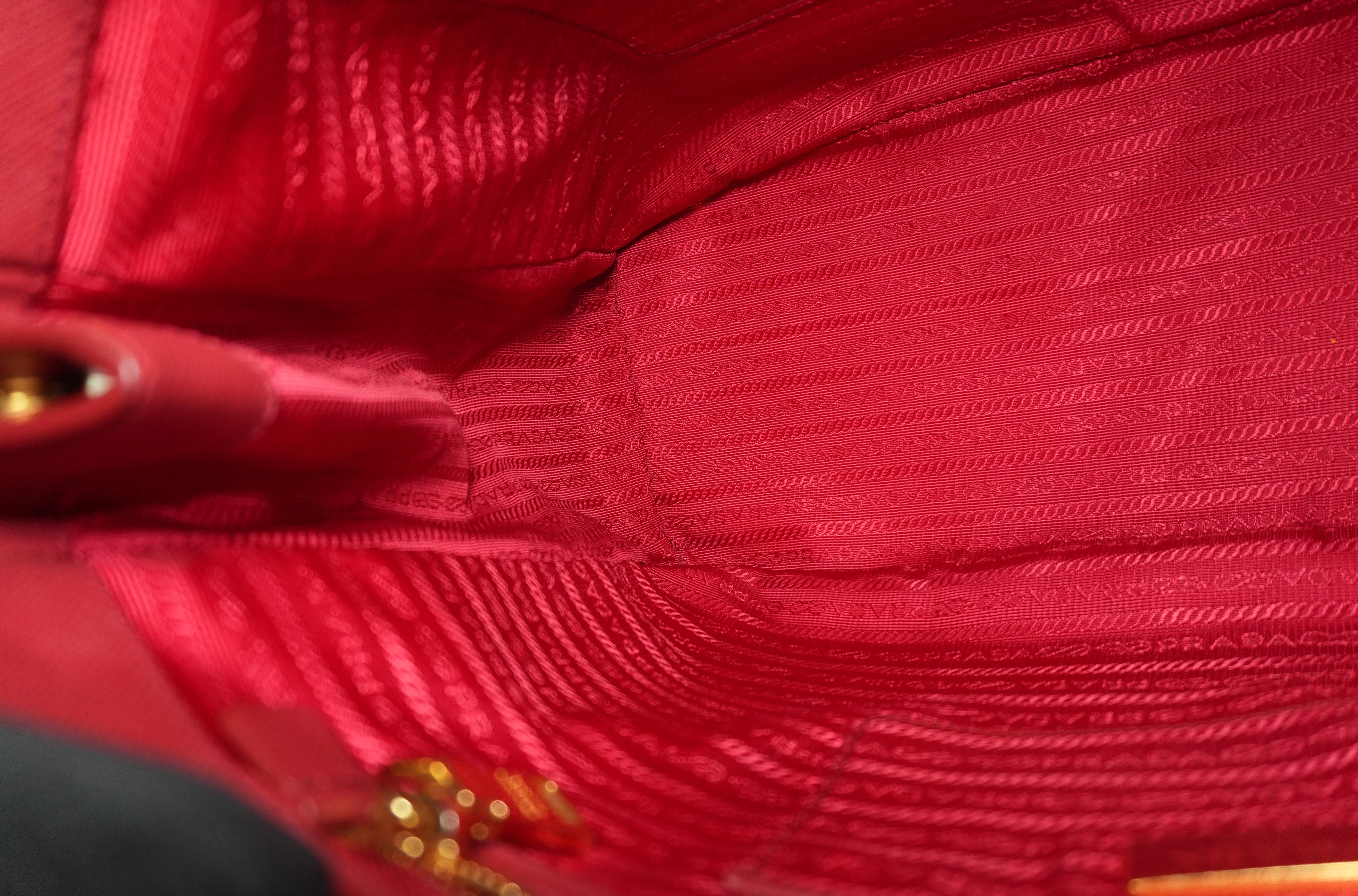 Pre-owned Prada Saffiano Handbag Red