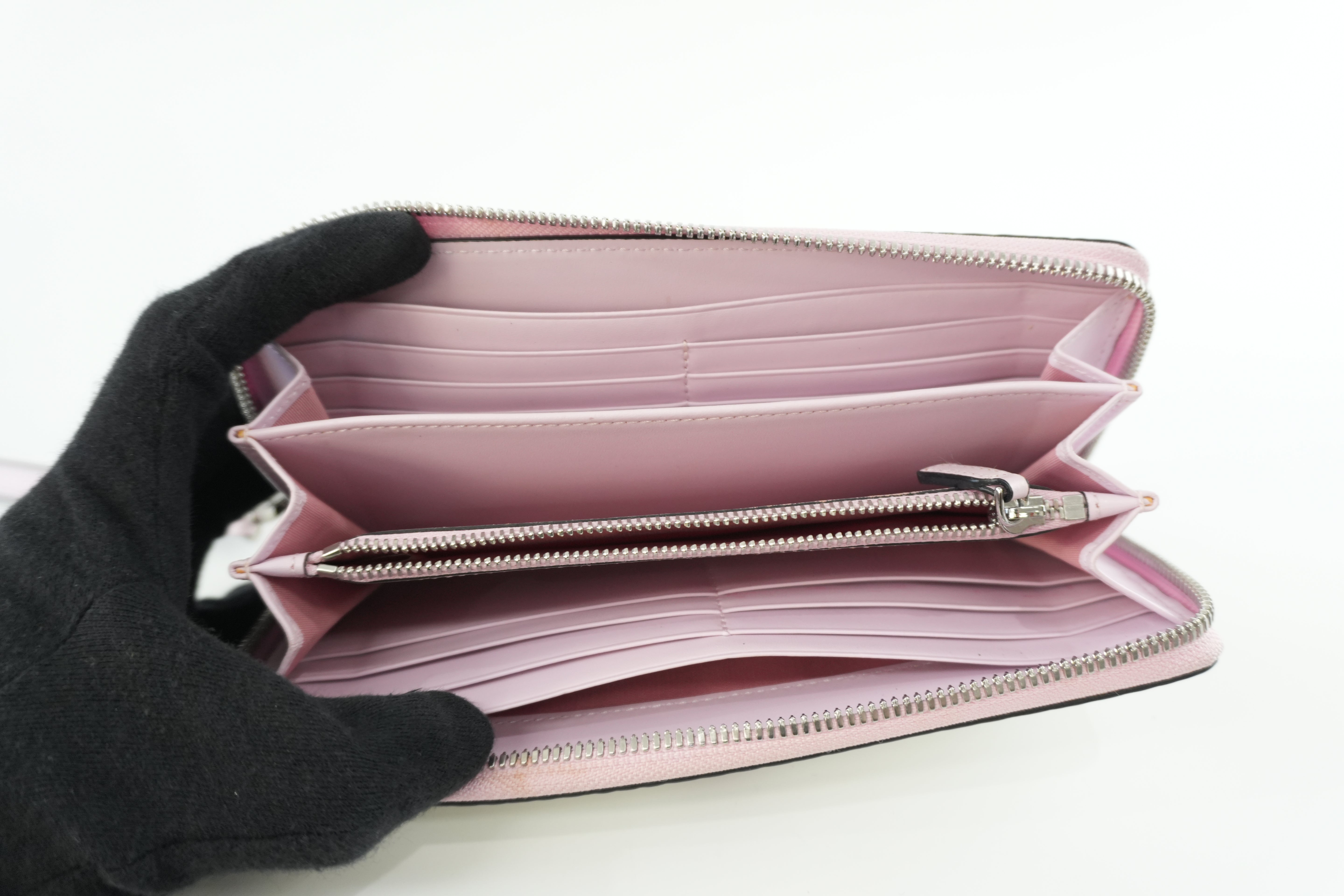 Pre-owned MCM Zippy Long Wallet White