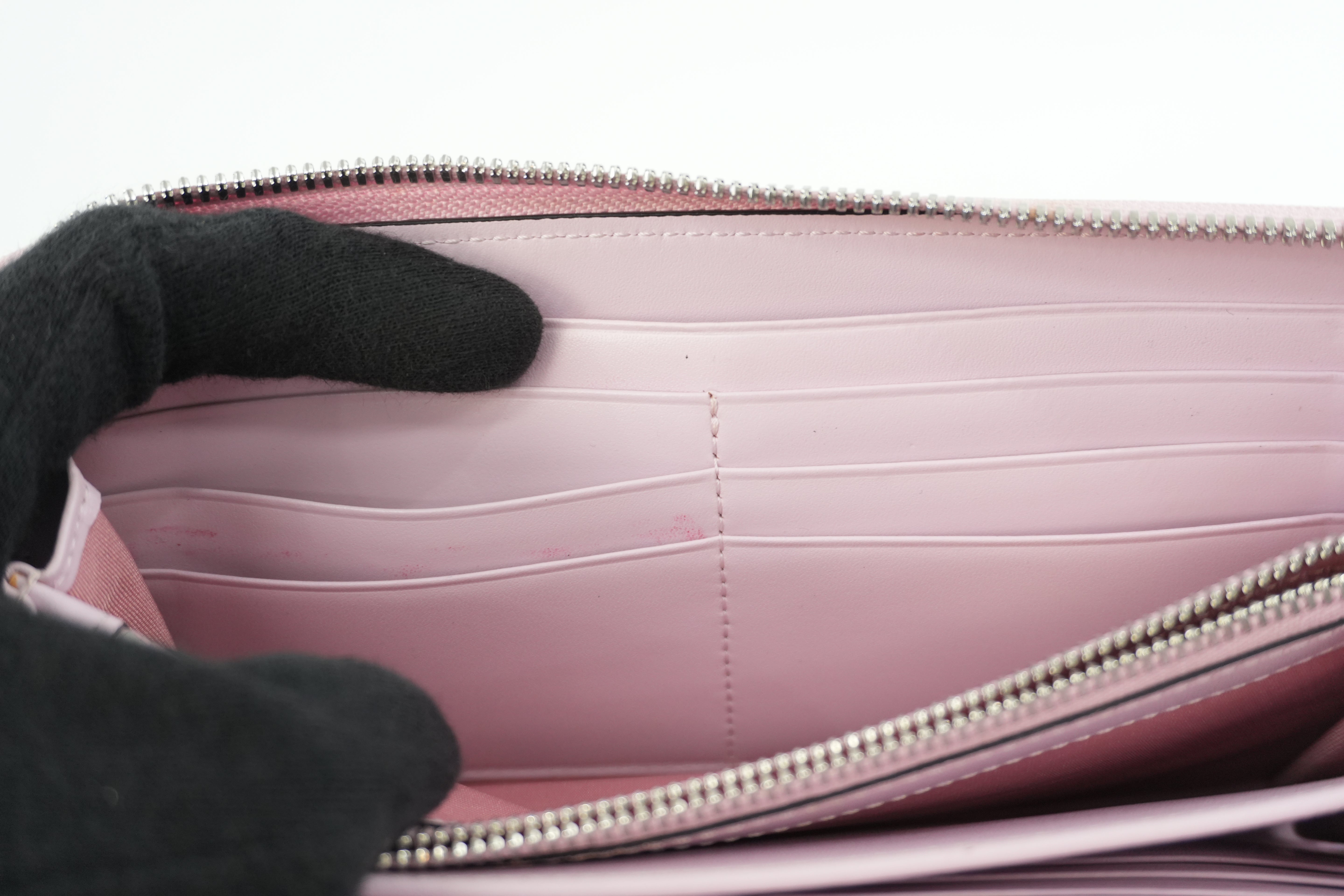 Pre-owned MCM Zippy Long Wallet White