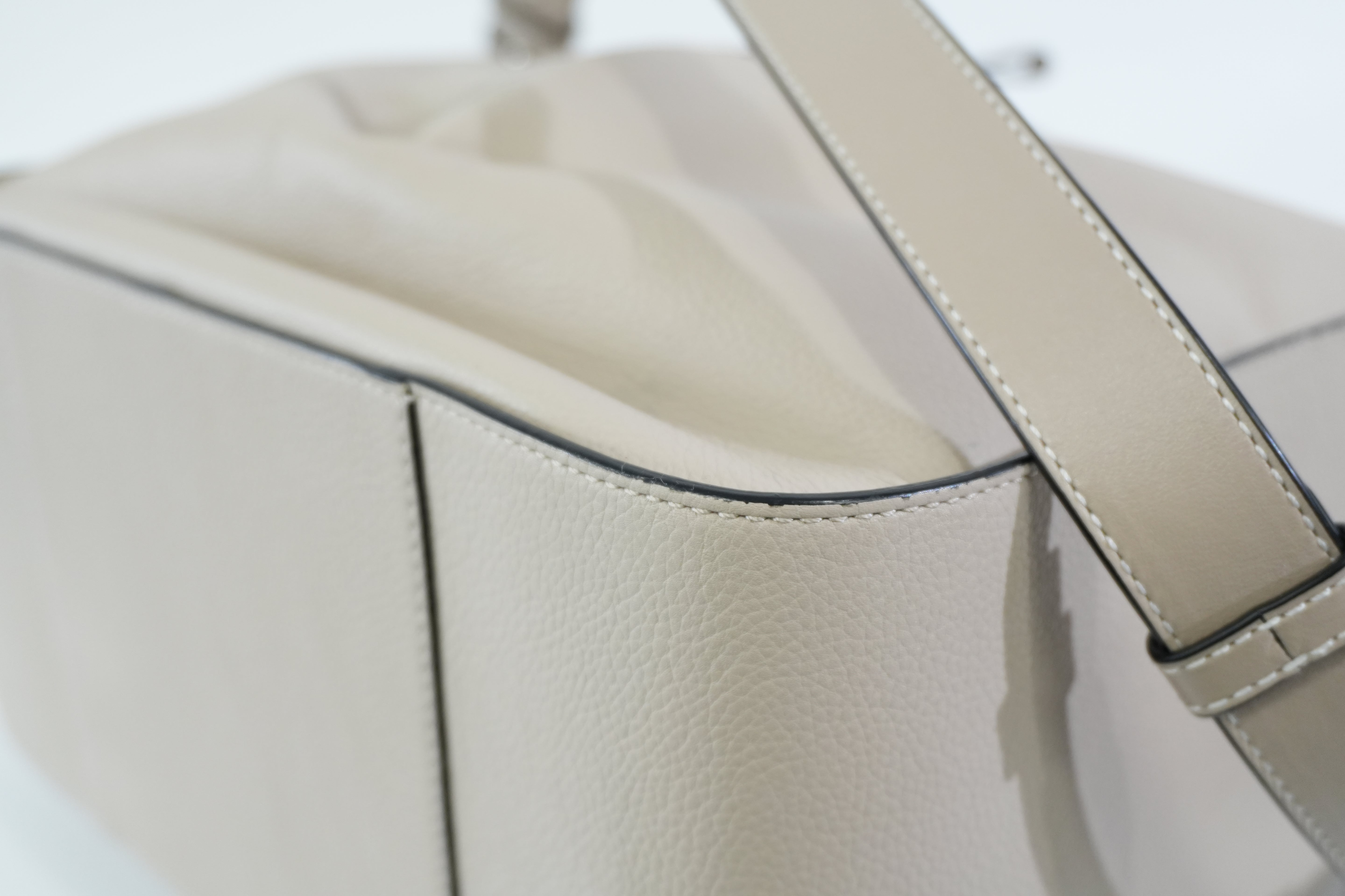 Pre-owned Loewe Hammock Shoulder Bag Ivory