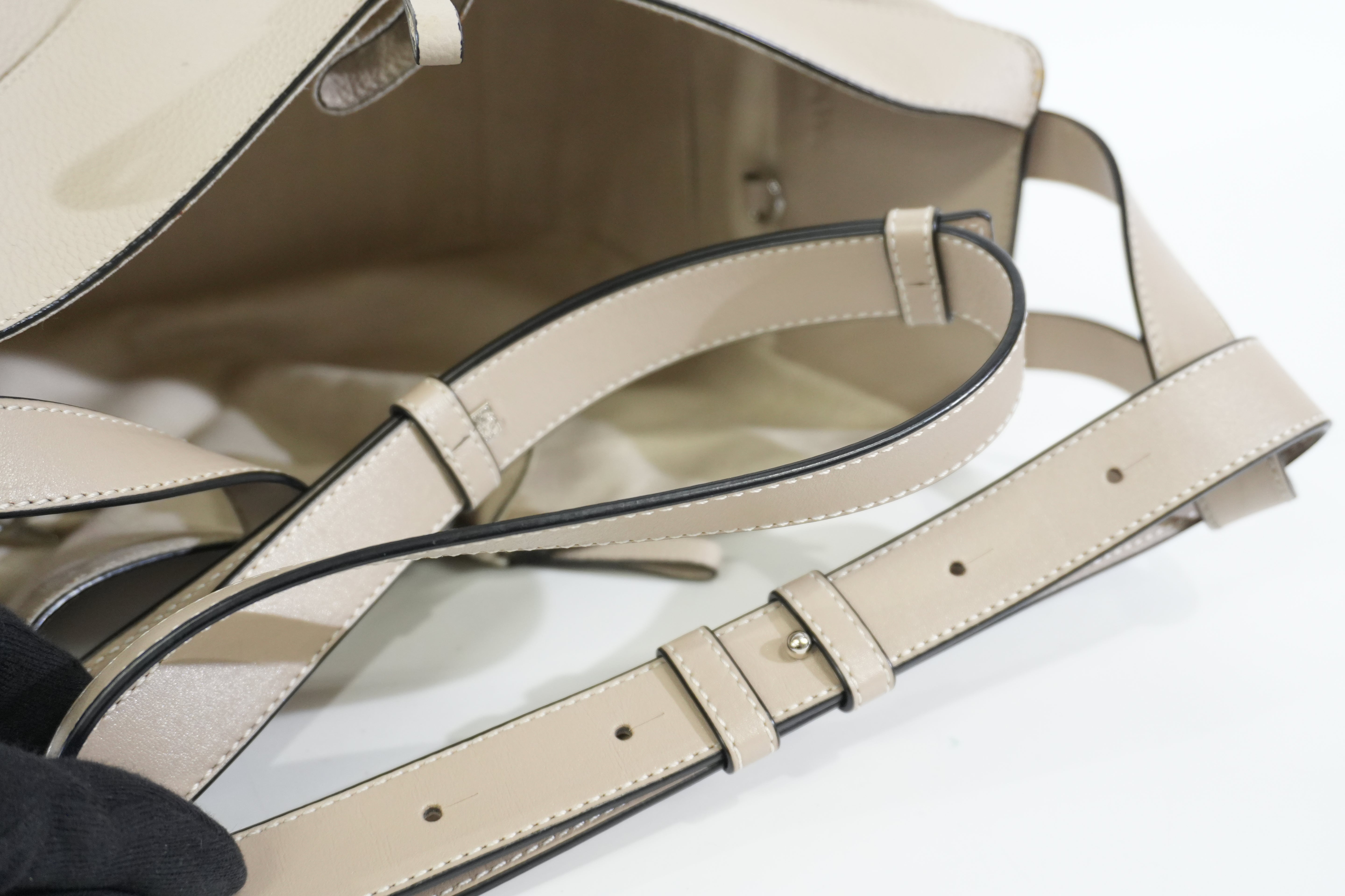 Pre-owned Loewe Hammock Shoulder Bag Ivory