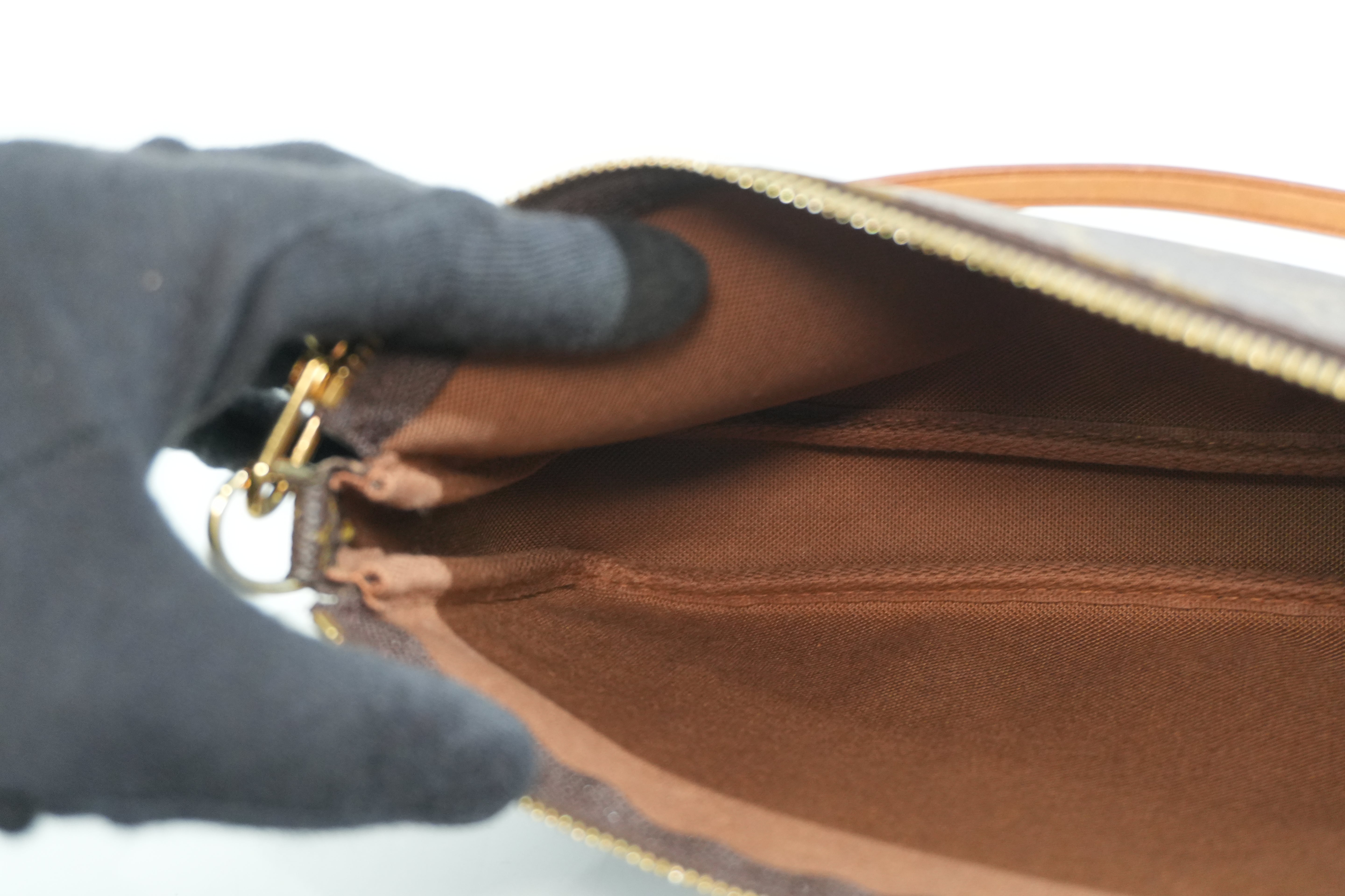 Pre-owned Louis Vuitton Monogram Pochette Accessories Handbag