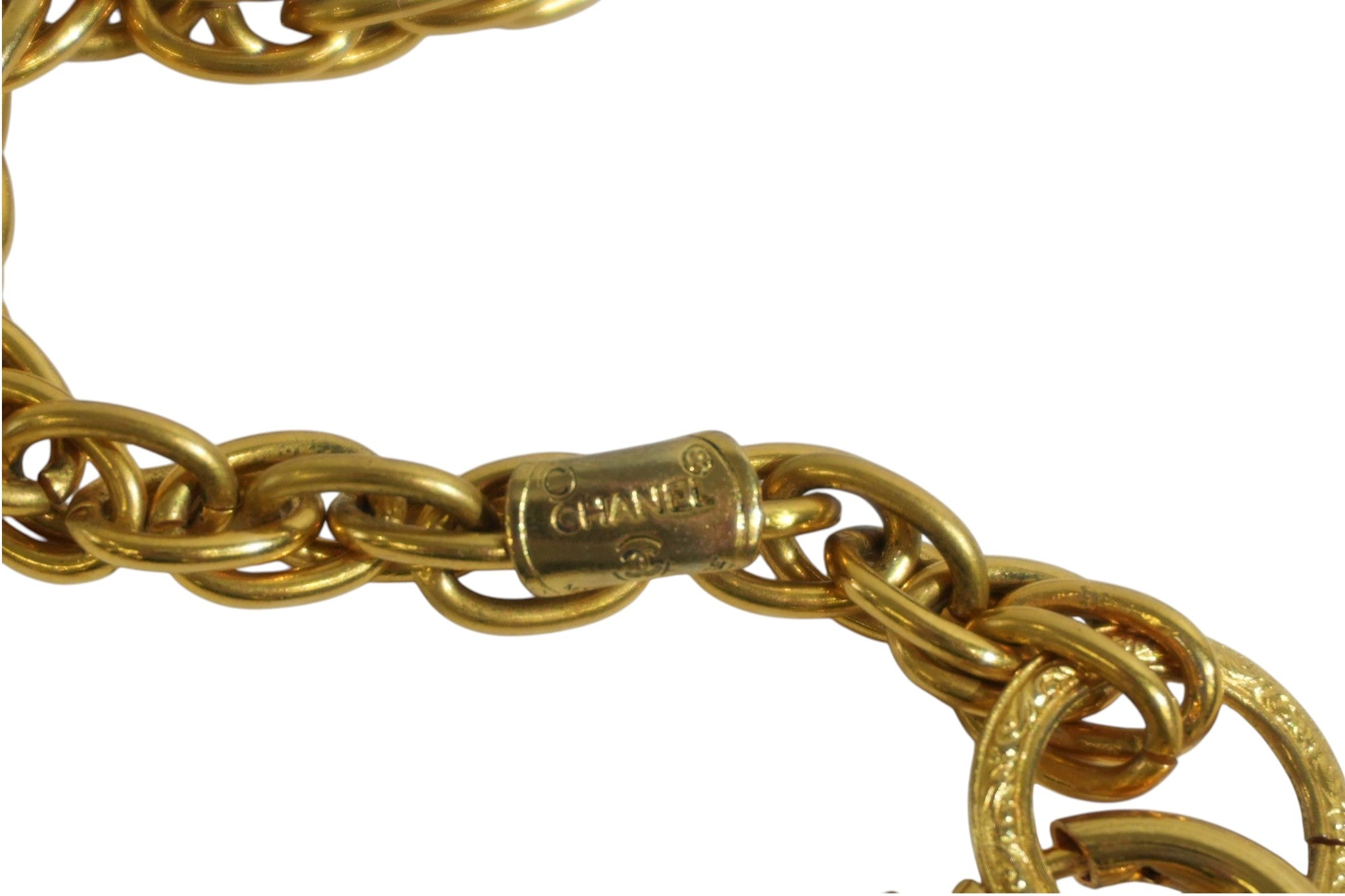 Pre-owned Chanel Medallion Necklace Gold tone