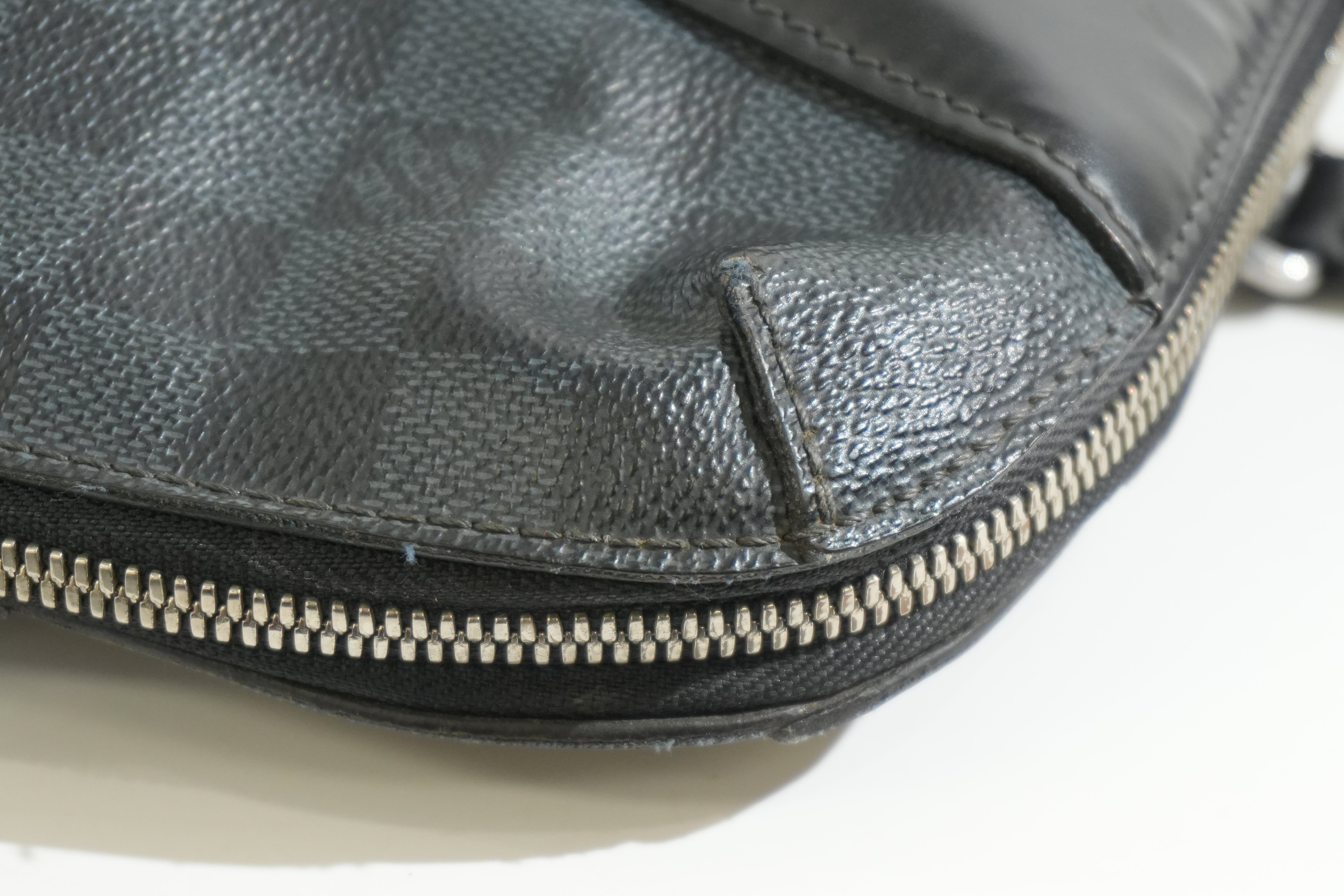 Pre-owned Louis Vuitton Damier Graphite Messenger Handbag