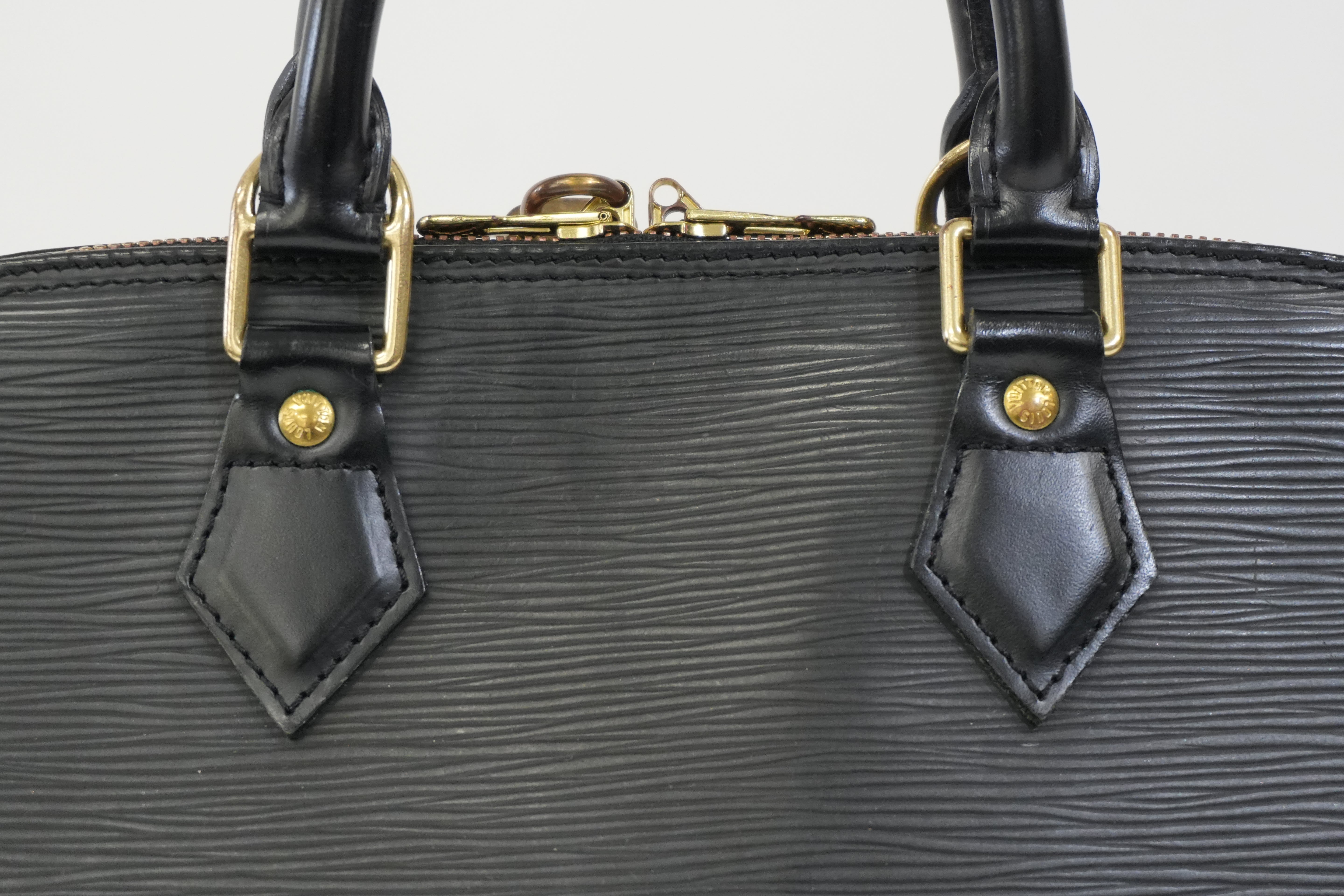 Pre-Owned Louis Vuitton Epi Alma PM Handbag Black