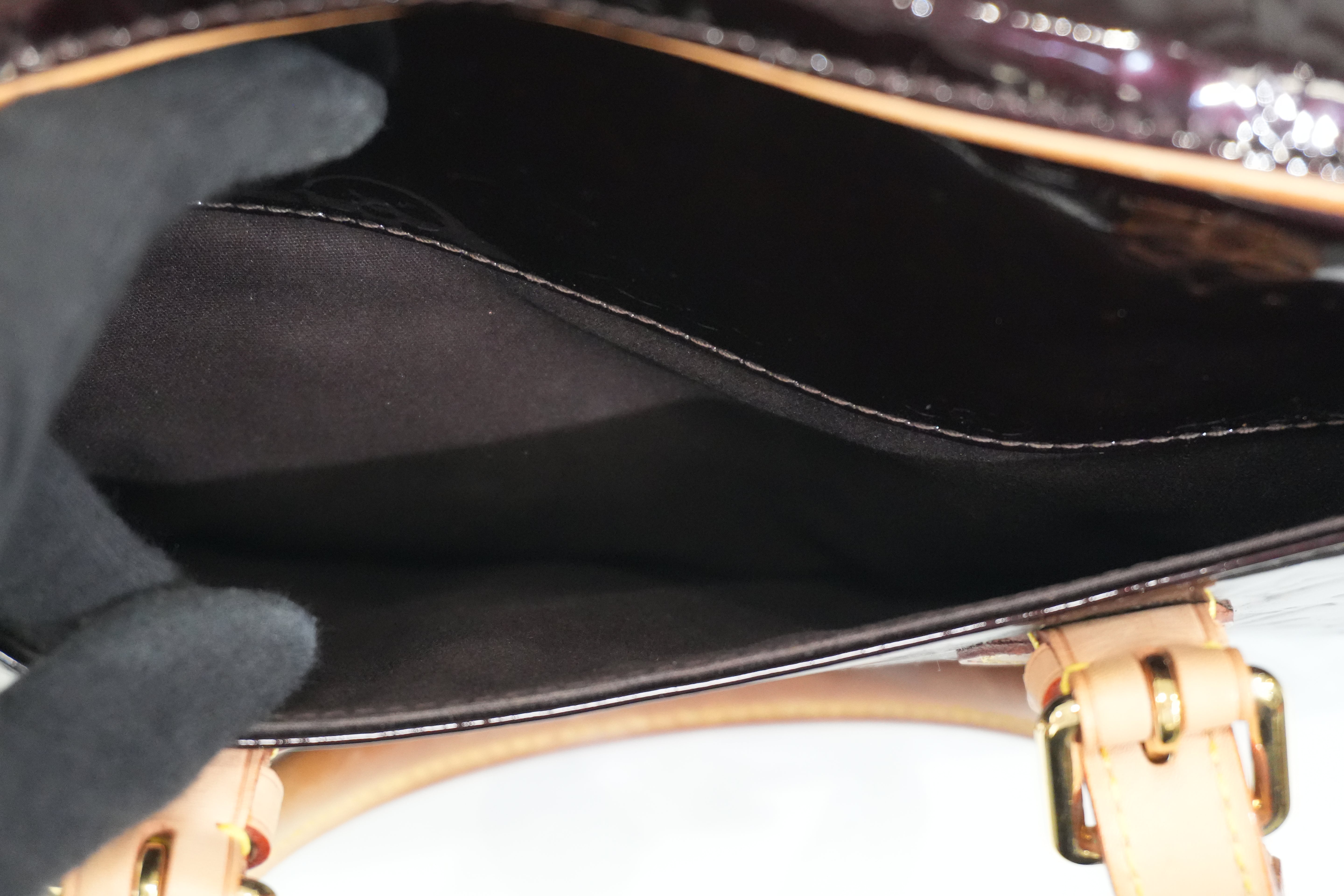 Pre-owned Louis Vuitton Vernis Summit Drive Handbag Amarante