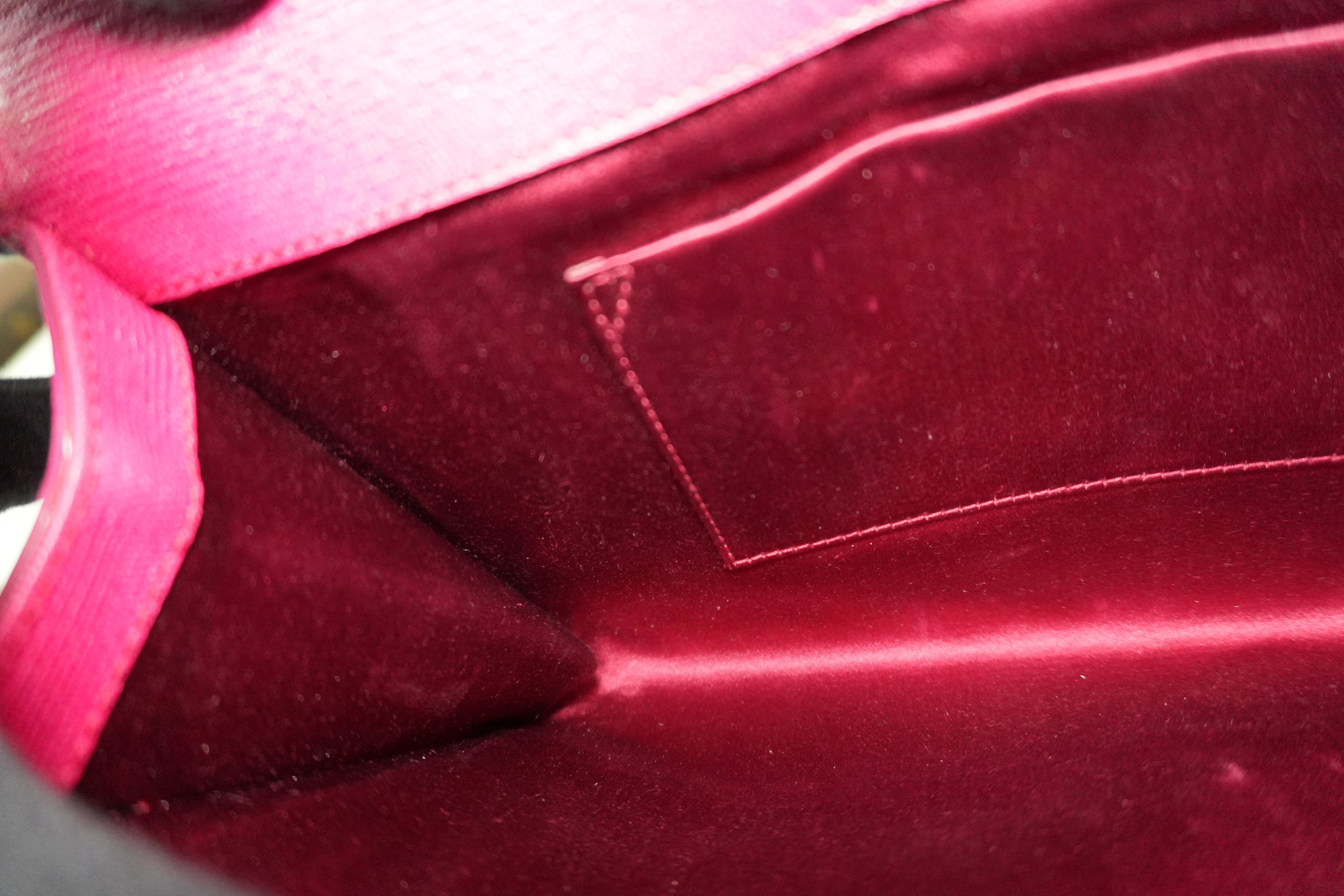 Pre-Owned Yves Saint Laurent Classic Chyc Y-Ligne Clutch Pink