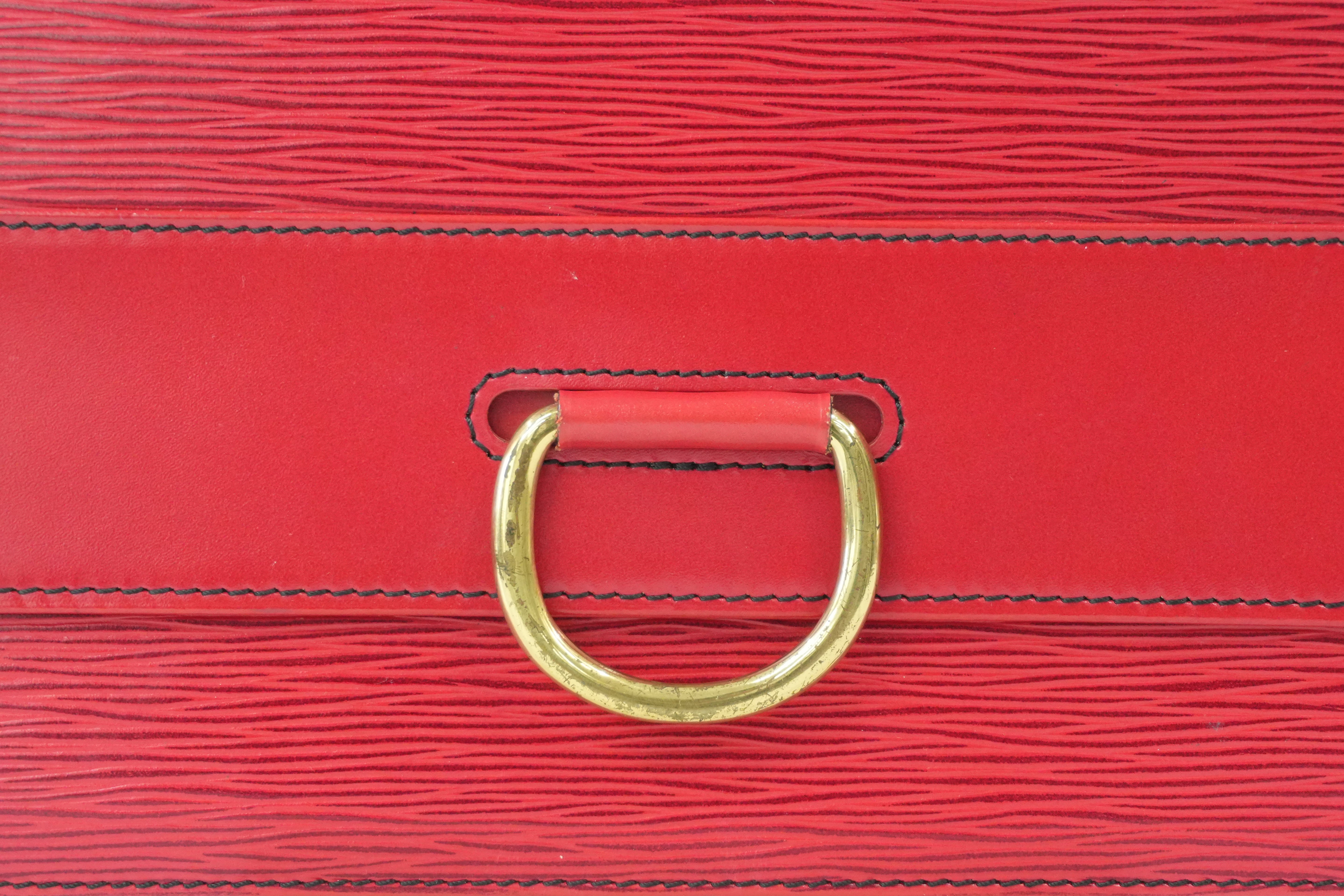 Pre-Owned Louis Vuitton EPI Lena clutch red