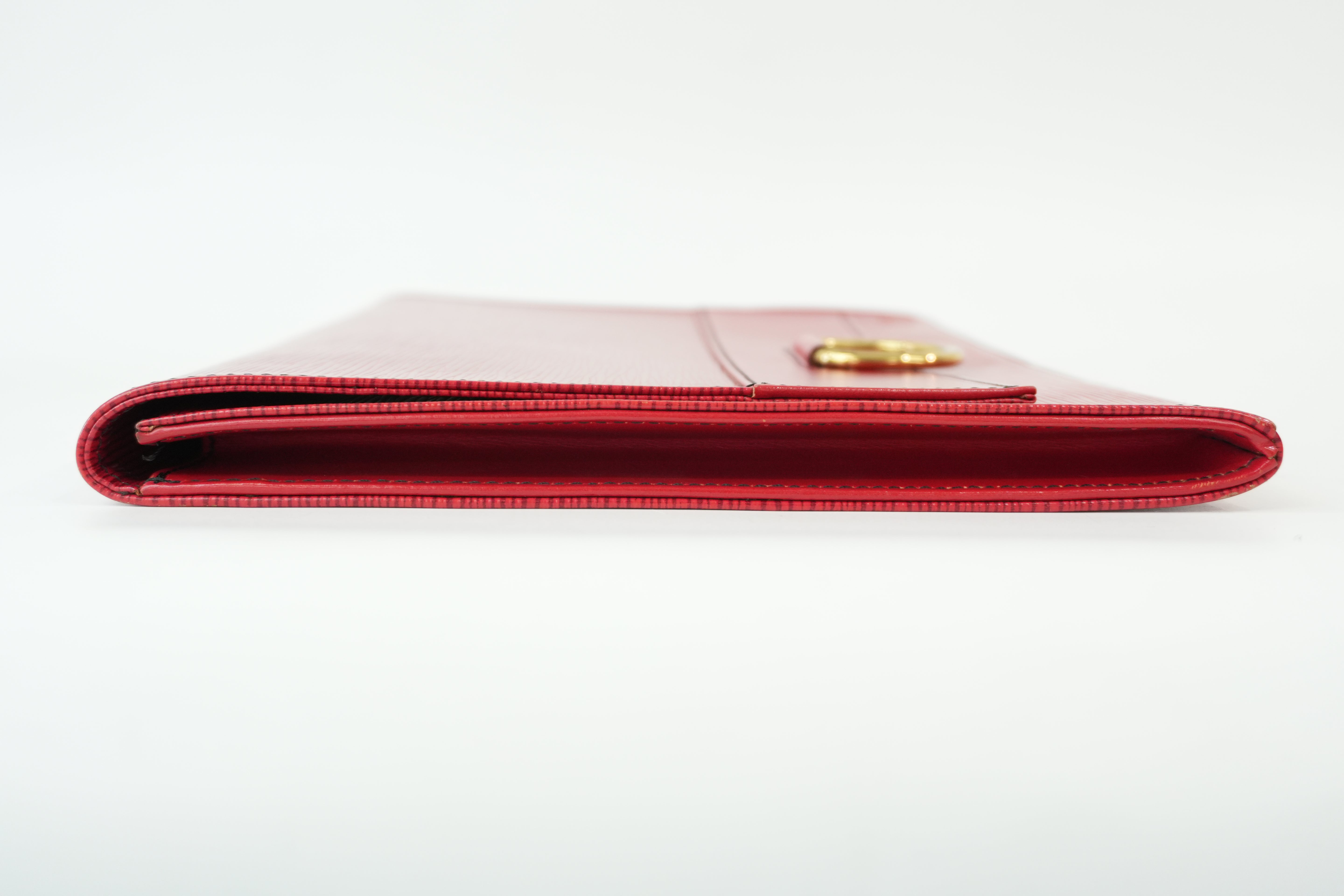 Pre-Owned Louis Vuitton EPI Lena clutch red