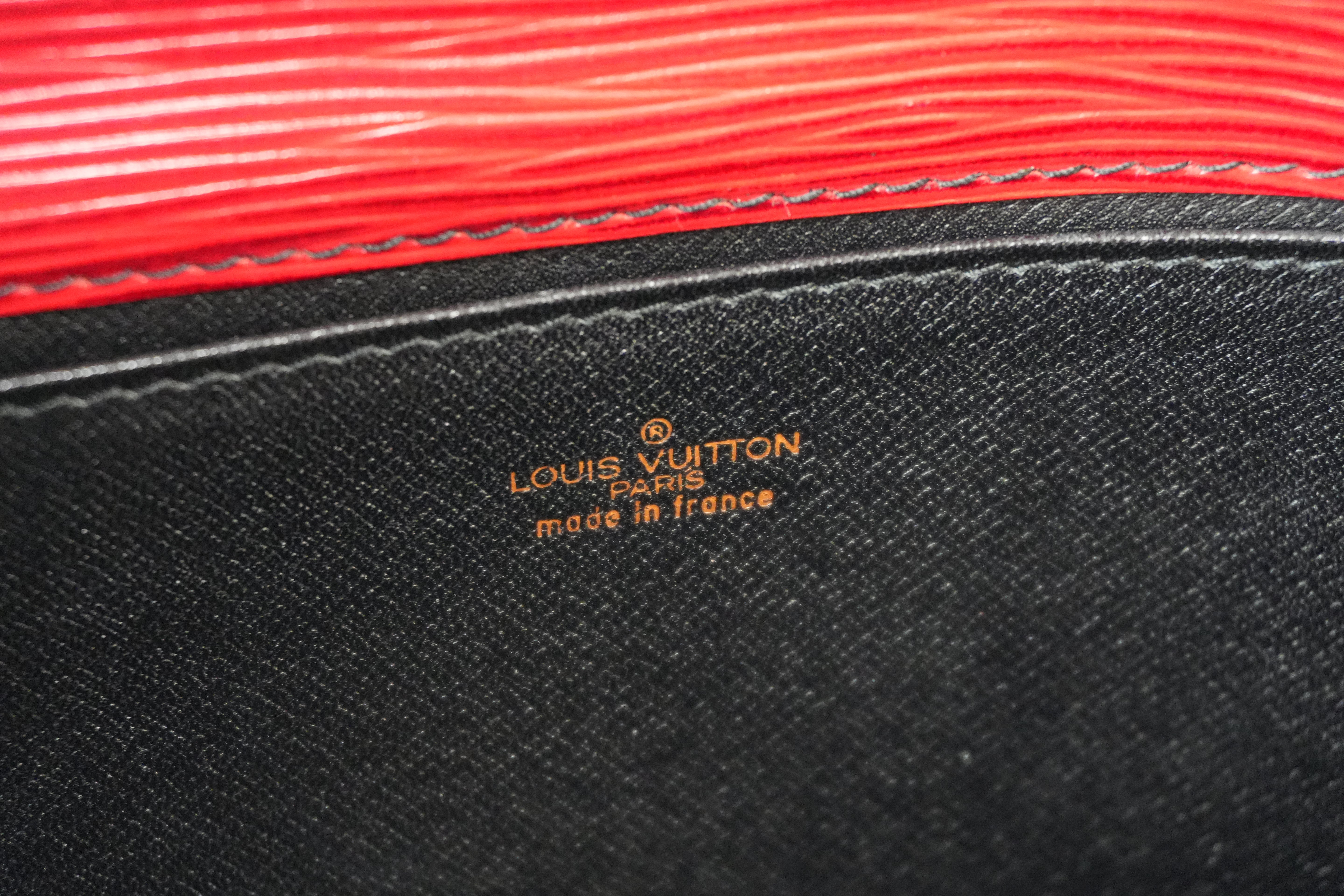 Pre-Owned Louis Vuitton EPI Lena clutch red