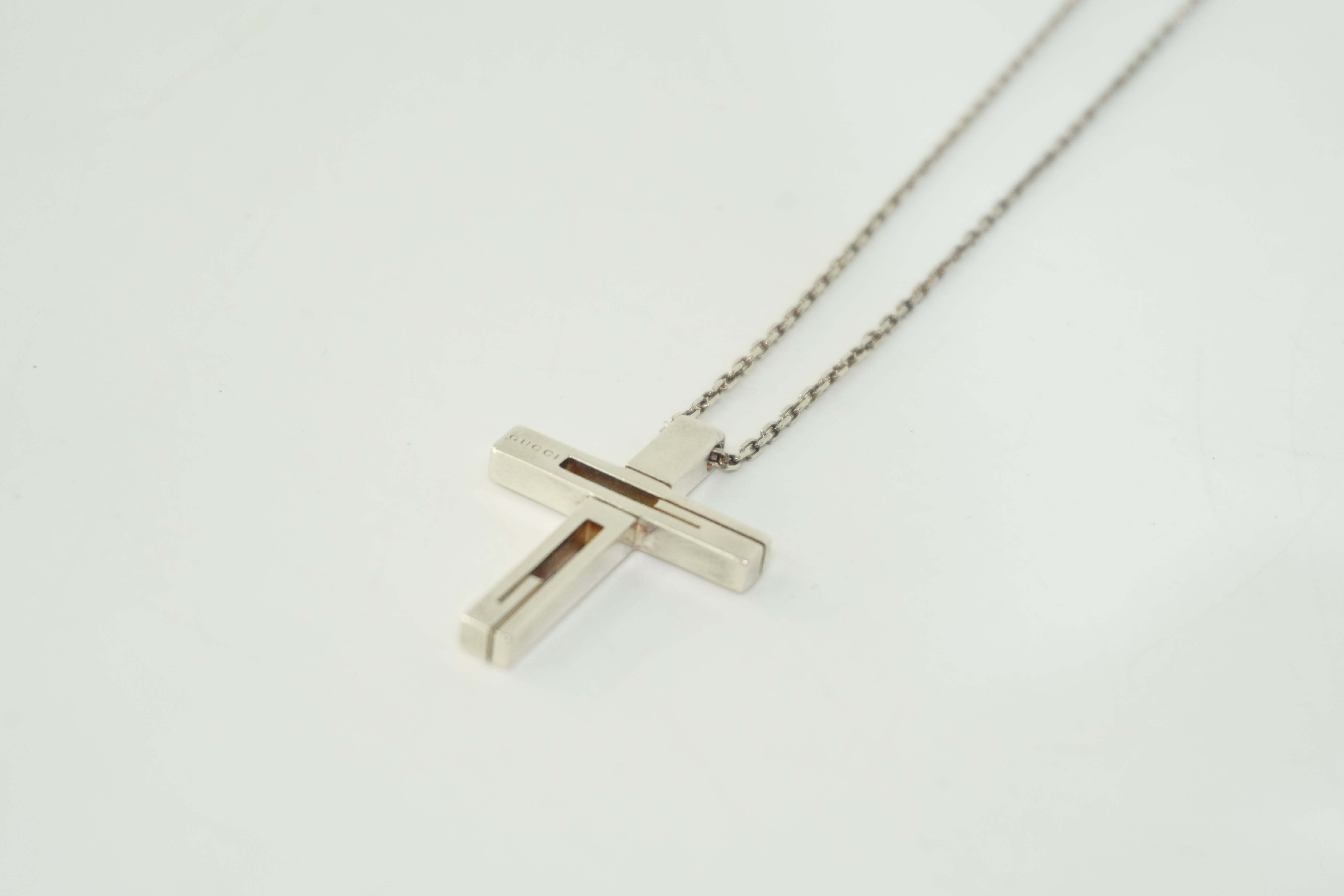 Pre-owned Gucci Silver Crucifix Necklace