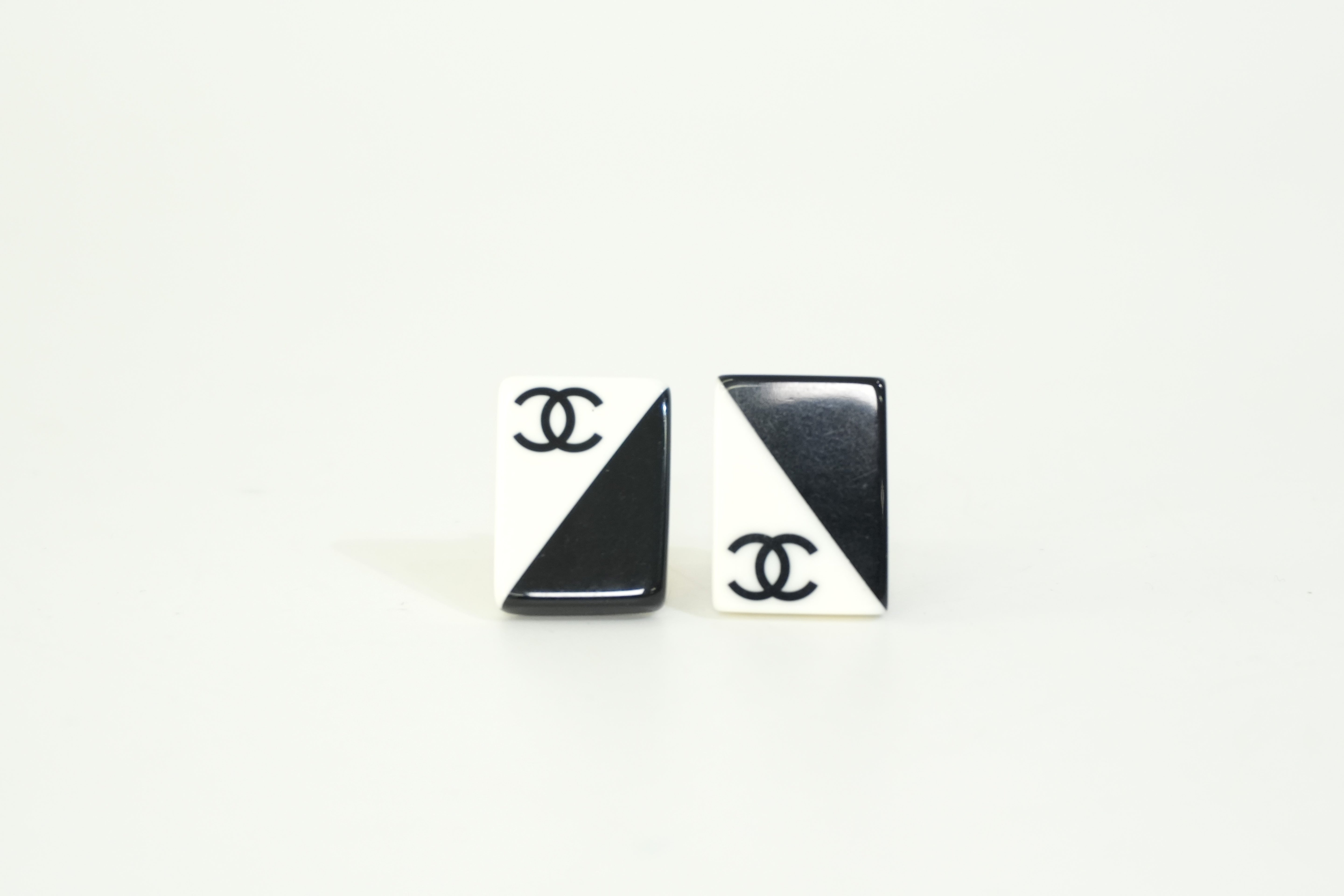 Pre-owned Chanel Earrings Black and White