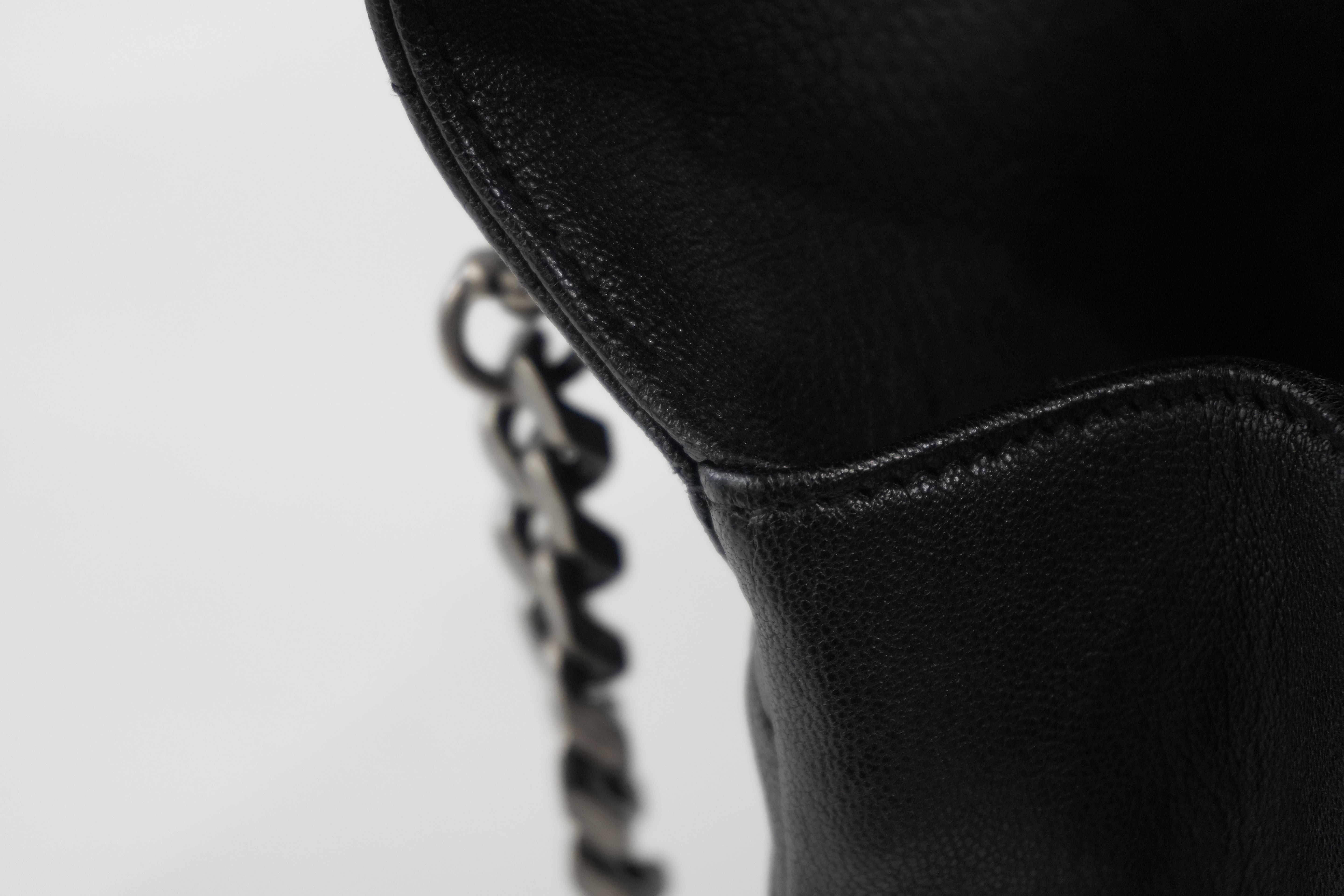Pre-Owned Yves Saint Laurent Quilted College Chain Crossbody Black
