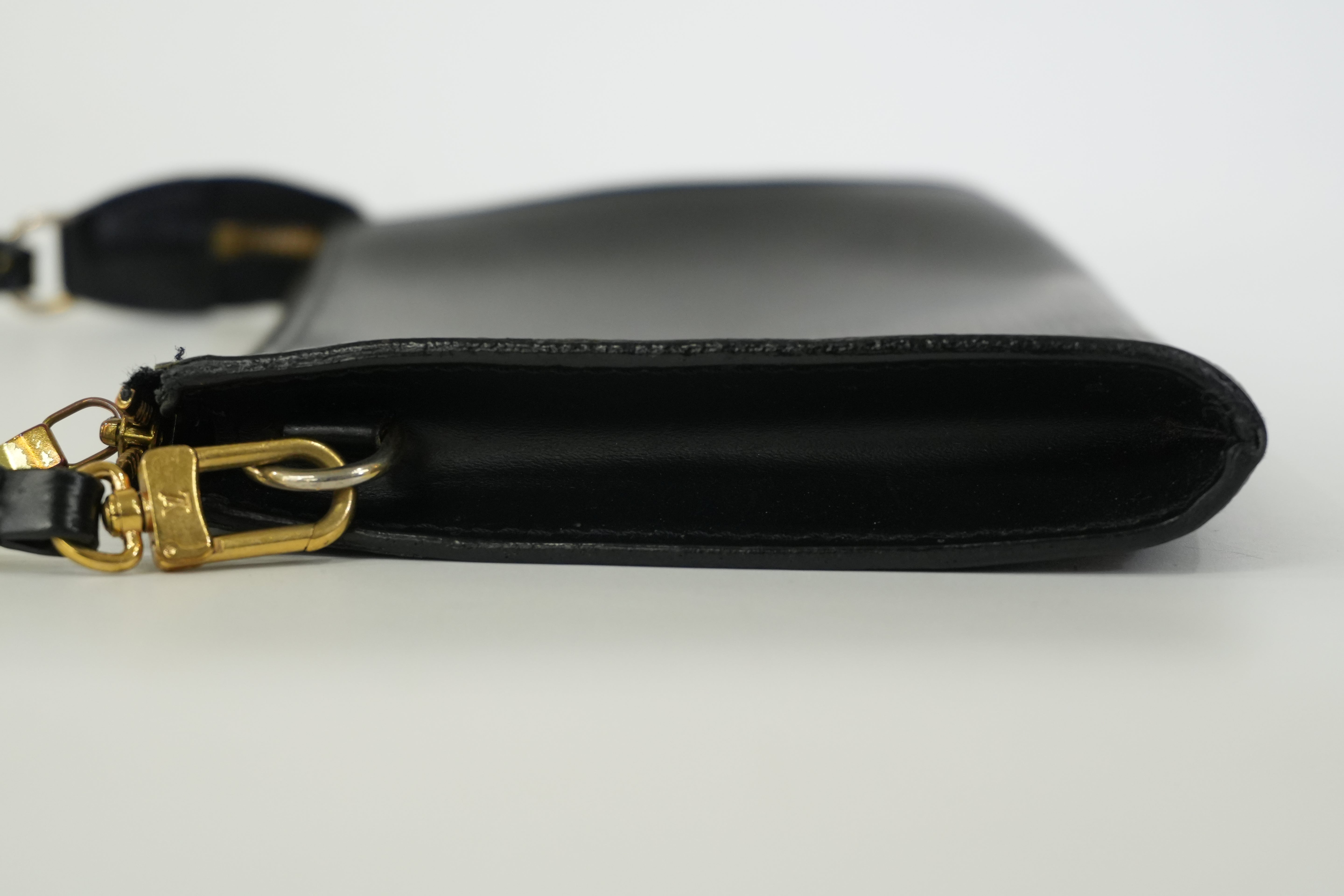 Pre-owned Louis Vuitton Epi Pochette Accessories Handbag Black