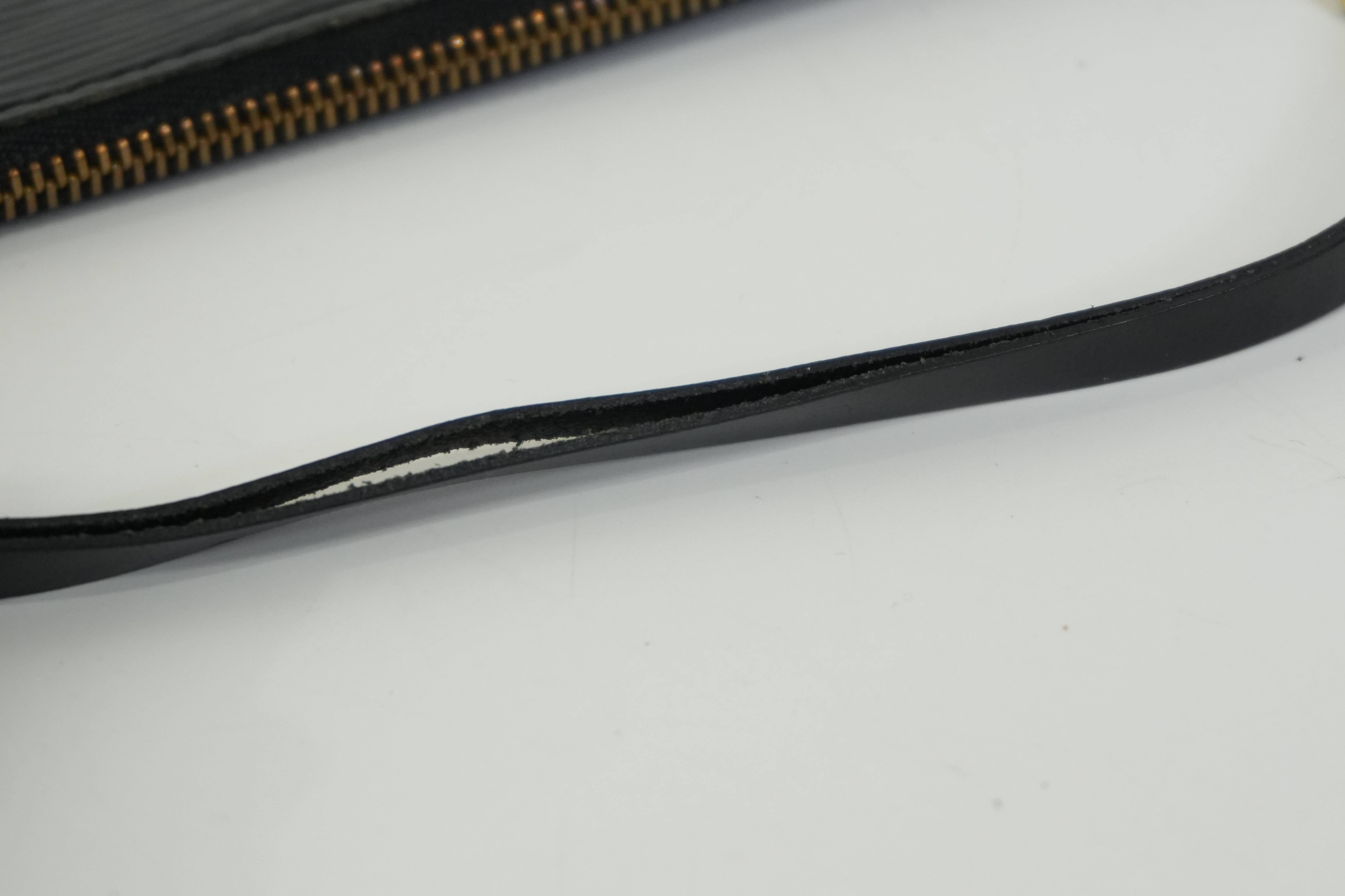 Pre-owned Louis Vuitton Epi Pochette Accessories Handbag Black