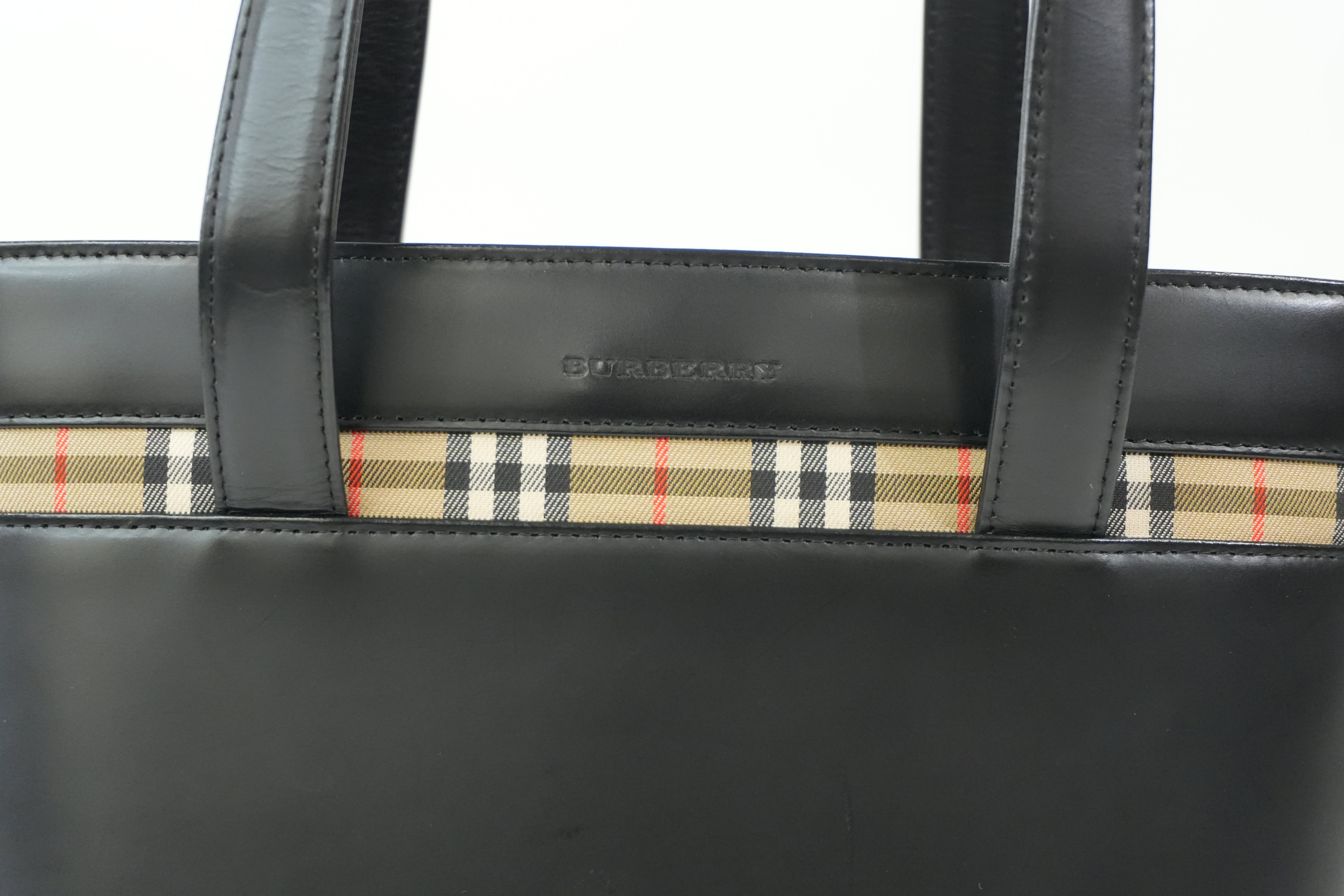 Pre-Owned Burberry Handbag Black