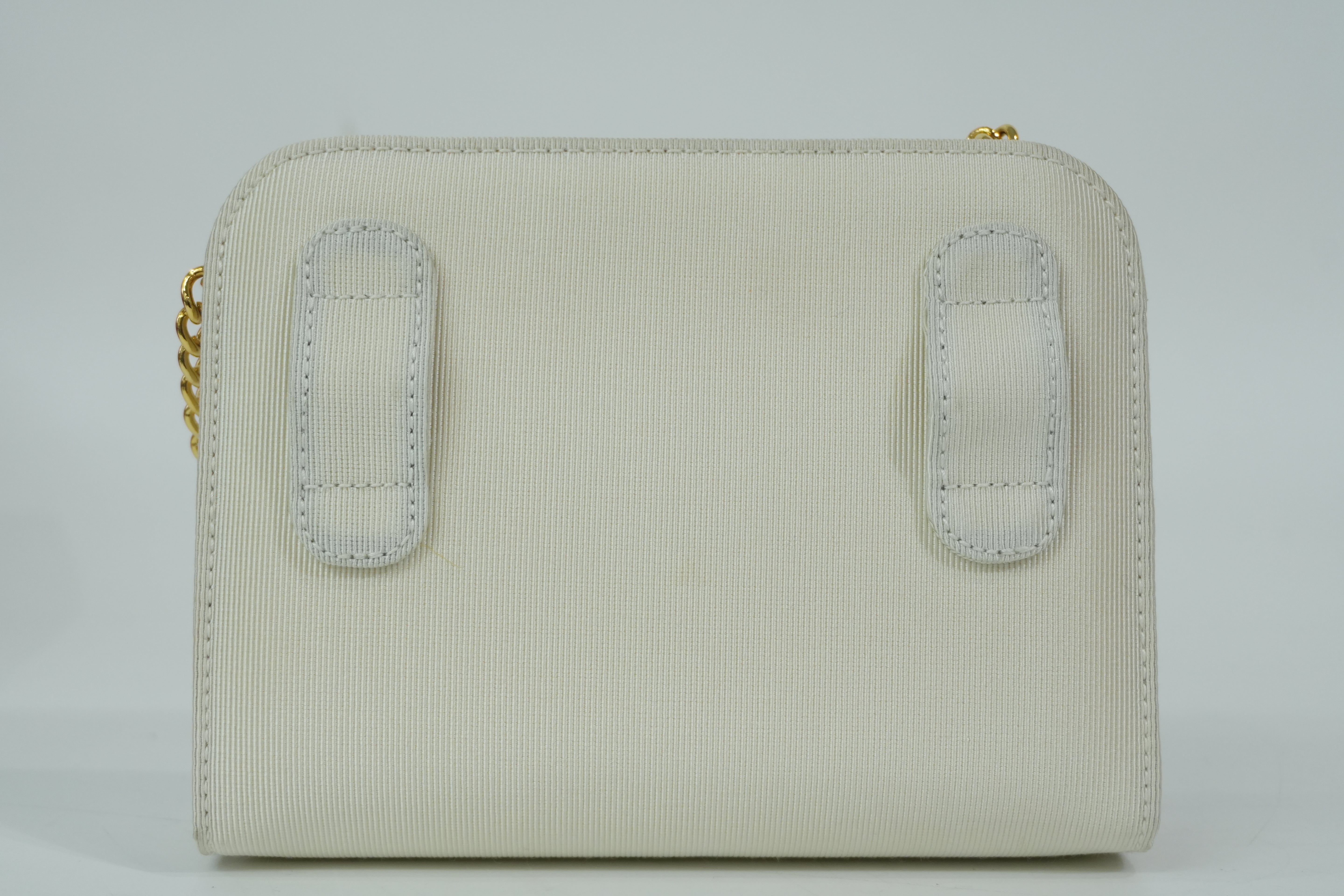 Pre-Owned Ferragamo Chain Crossbody white