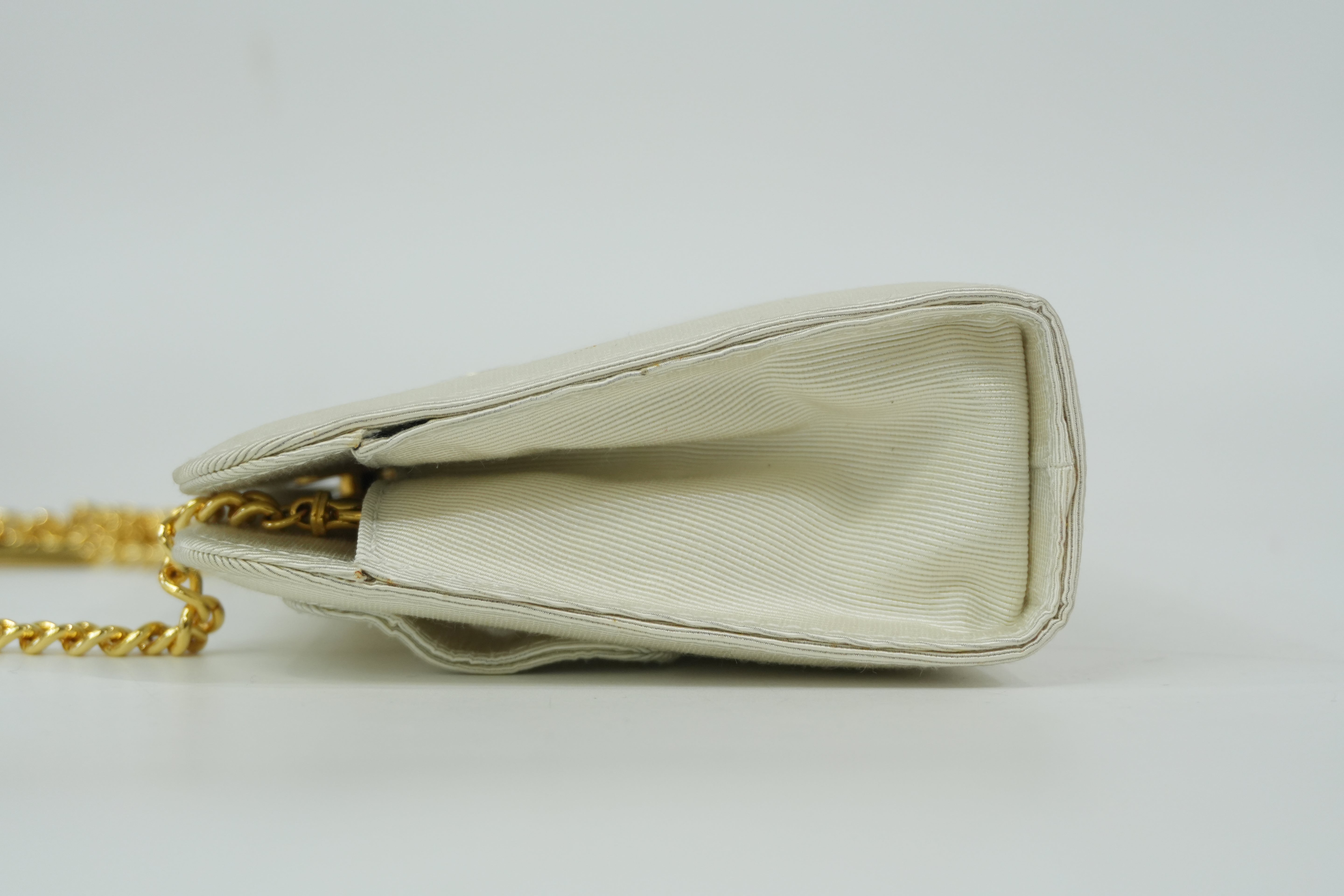 Pre-Owned Ferragamo Chain Crossbody white