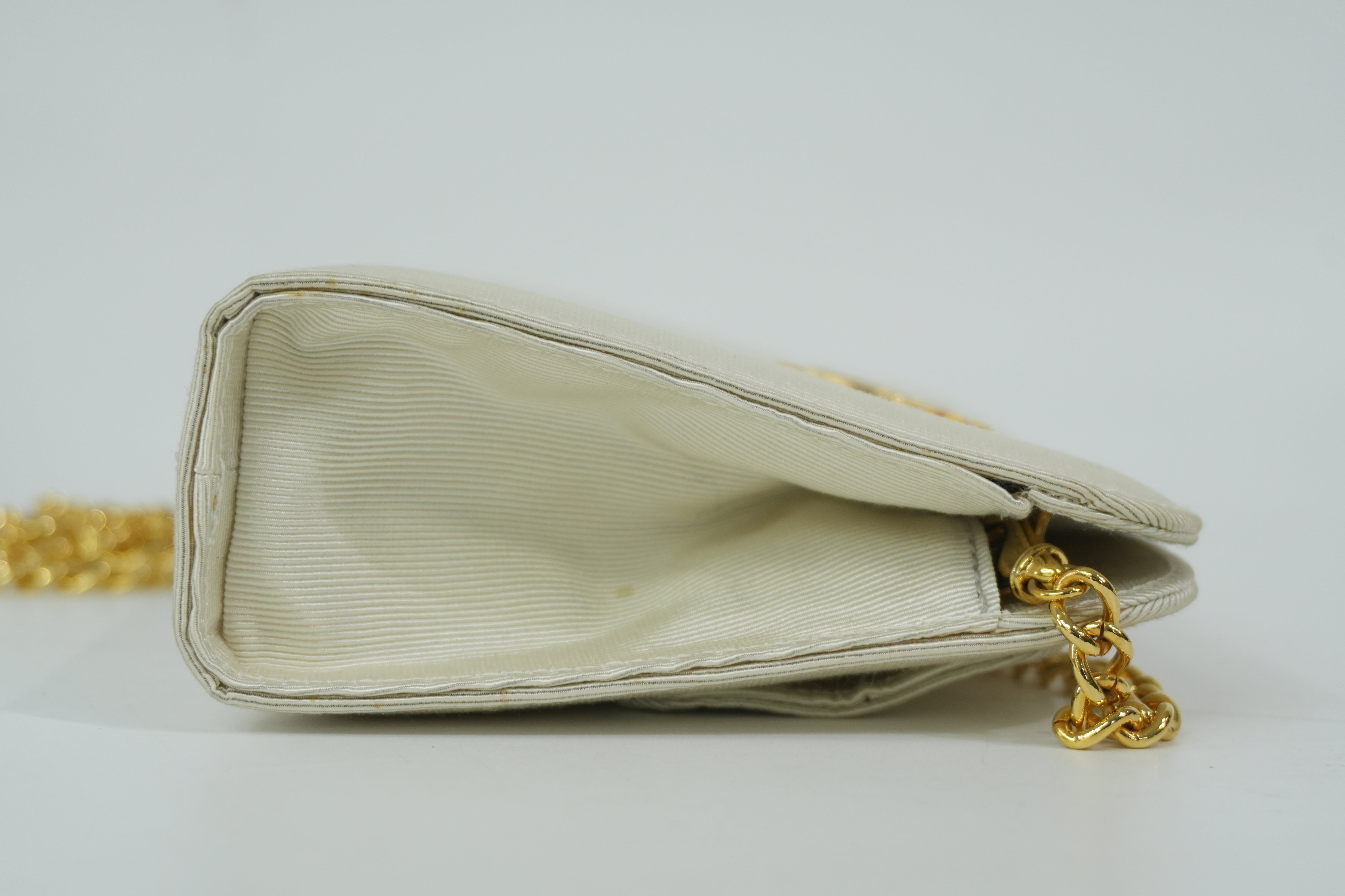 Pre-Owned Ferragamo Chain Crossbody white