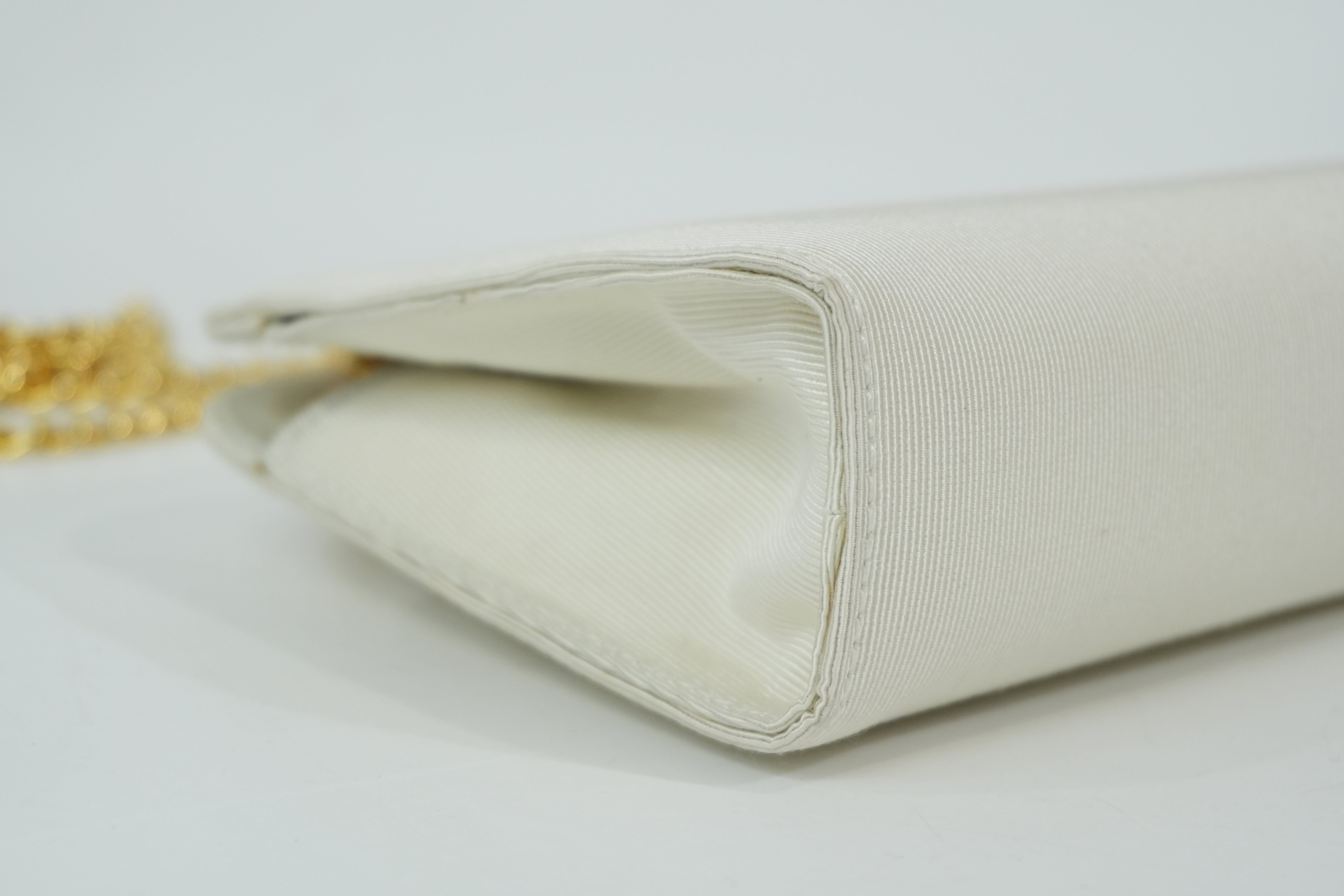 Pre-Owned Ferragamo Chain Crossbody white
