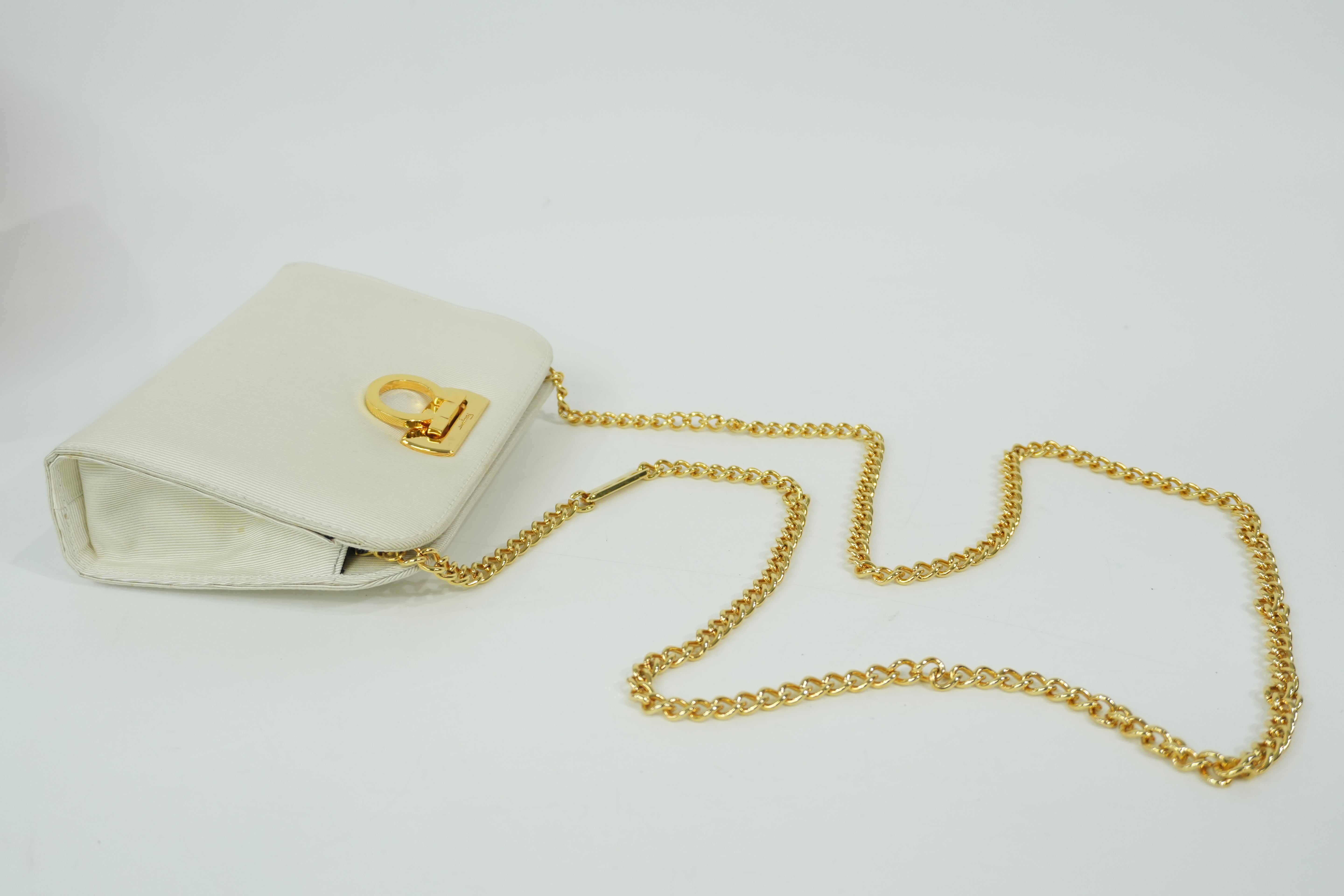 Pre-Owned Ferragamo Chain Crossbody white