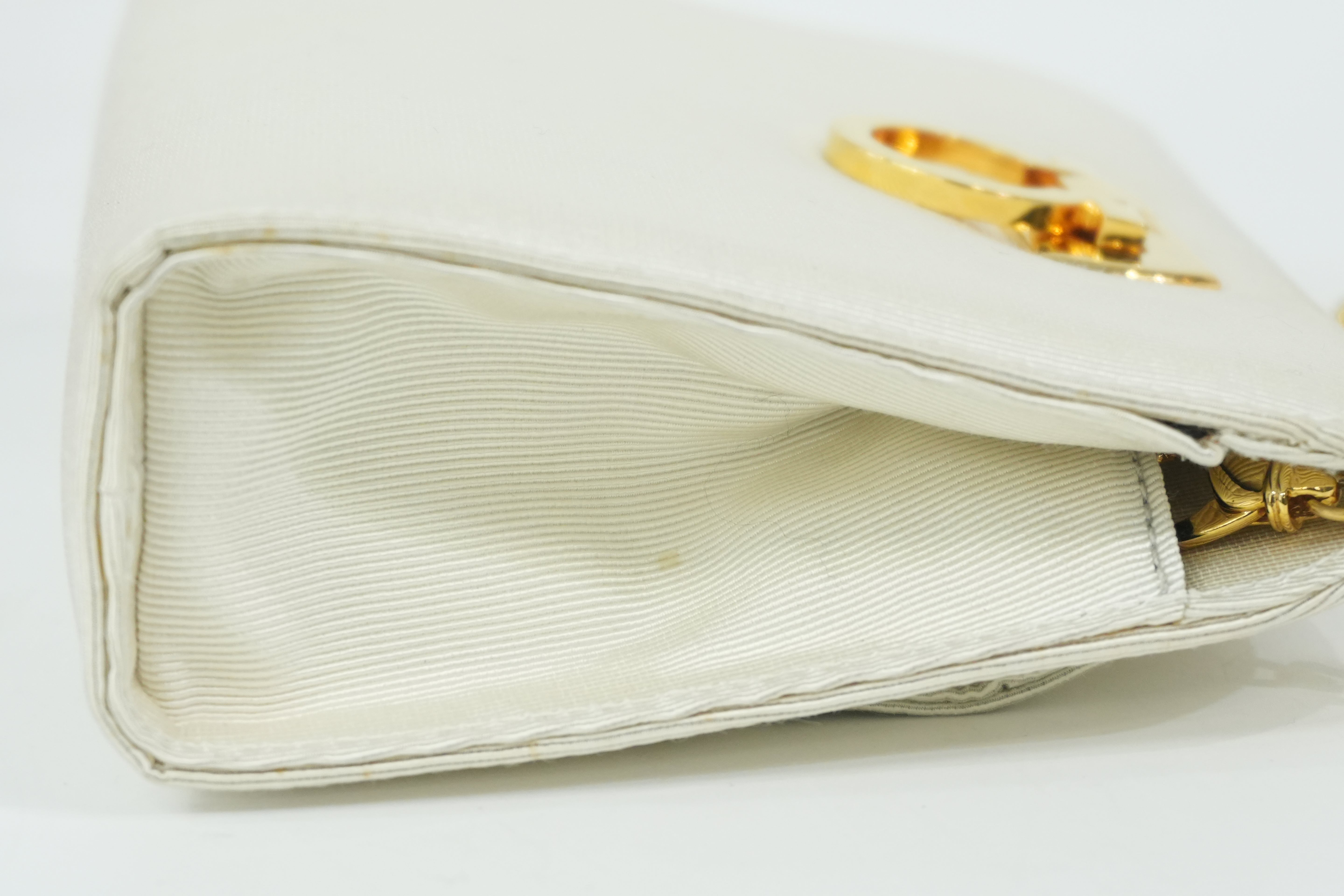 Pre-Owned Ferragamo Chain Crossbody white
