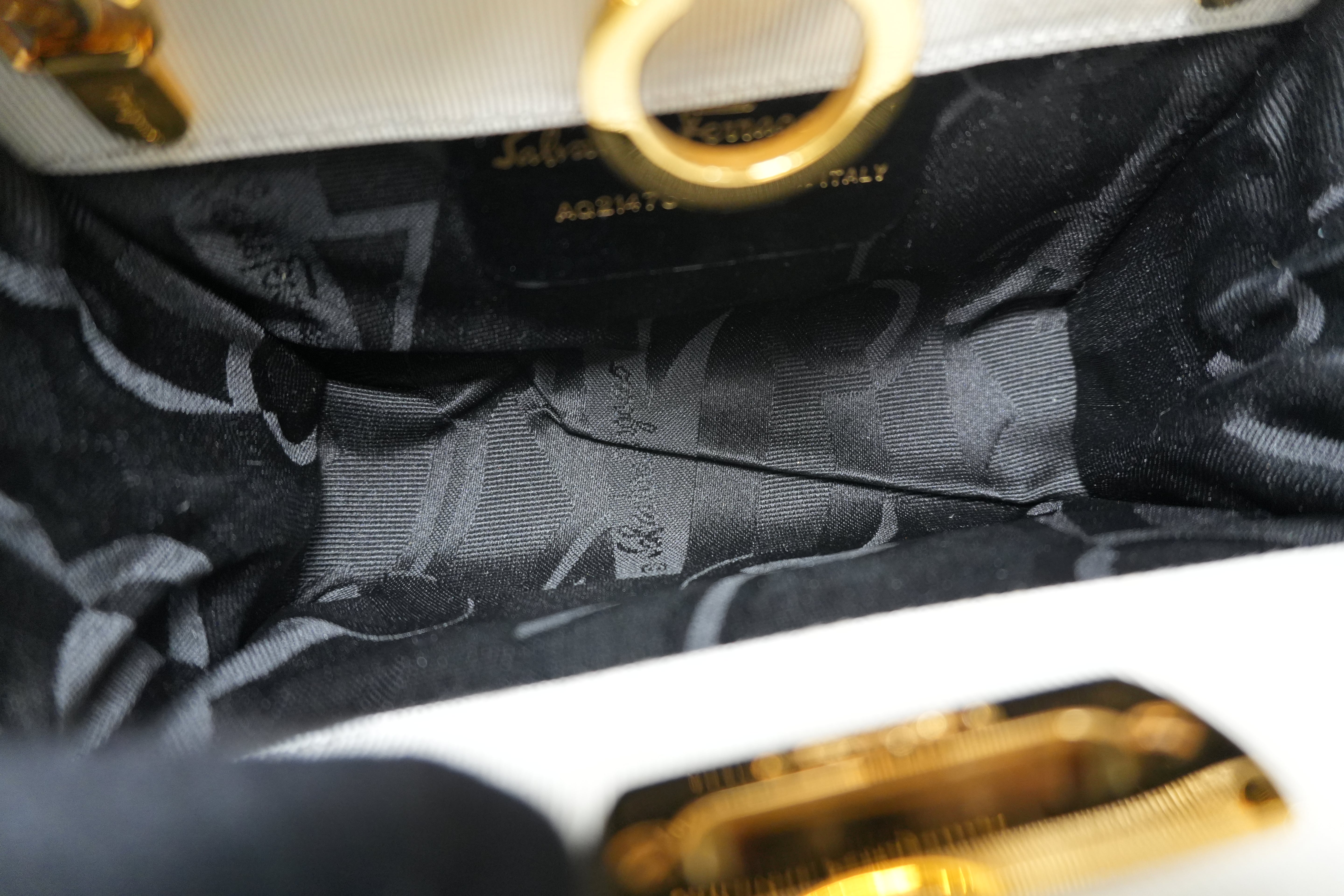 Pre-Owned Ferragamo Chain Crossbody white