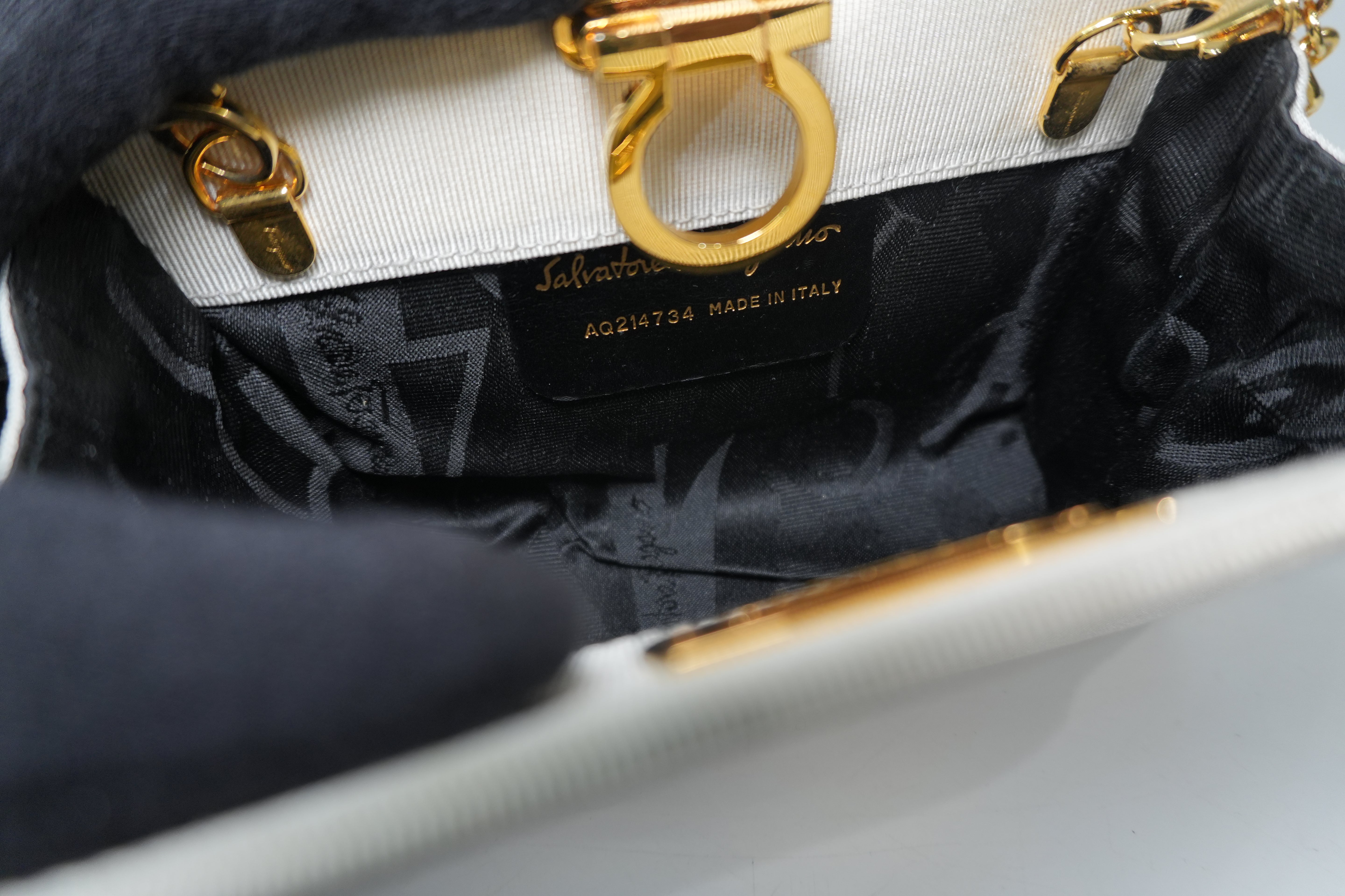 Pre-Owned Ferragamo Chain Crossbody white
