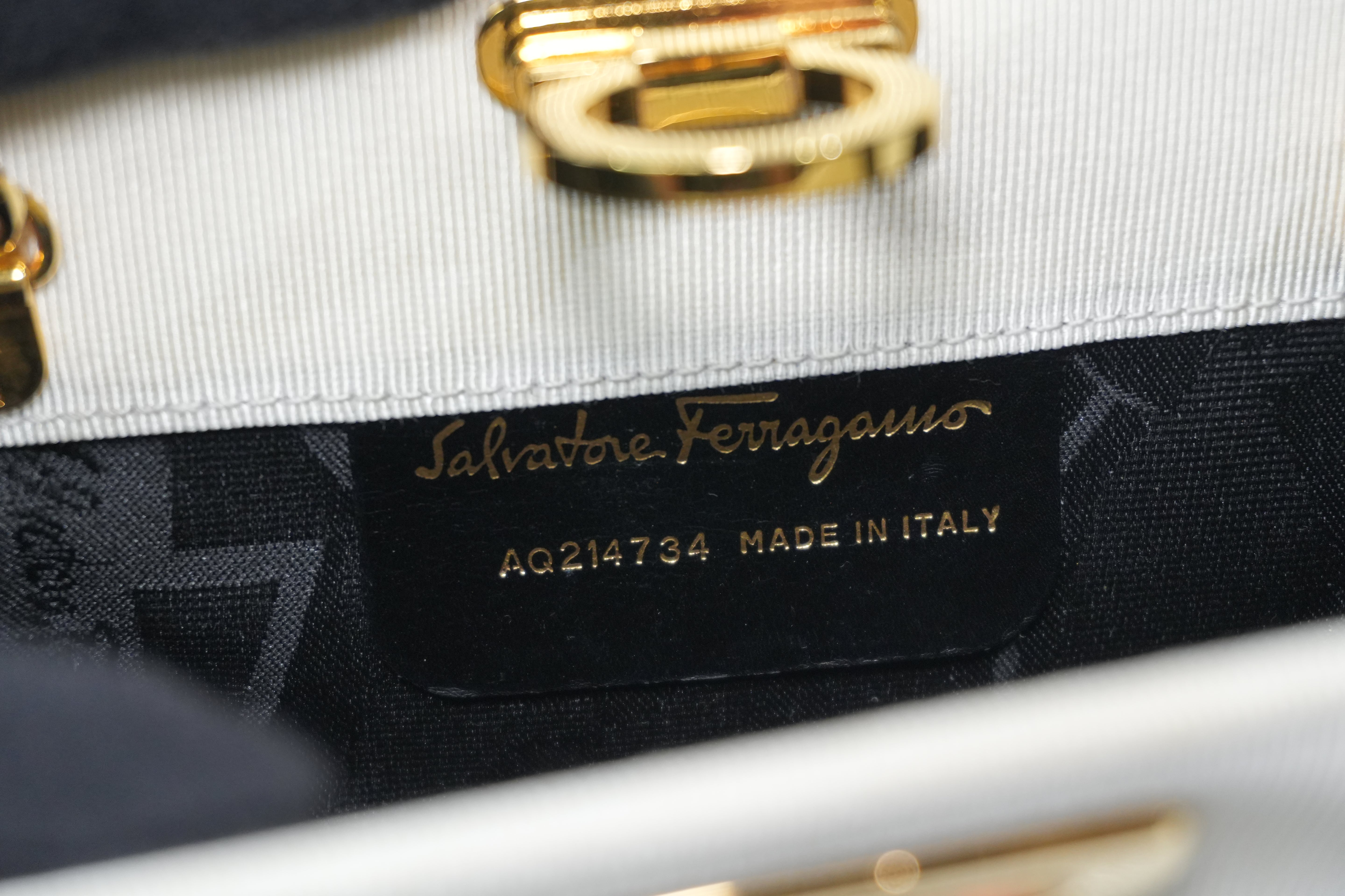 Pre-Owned Ferragamo Chain Crossbody white