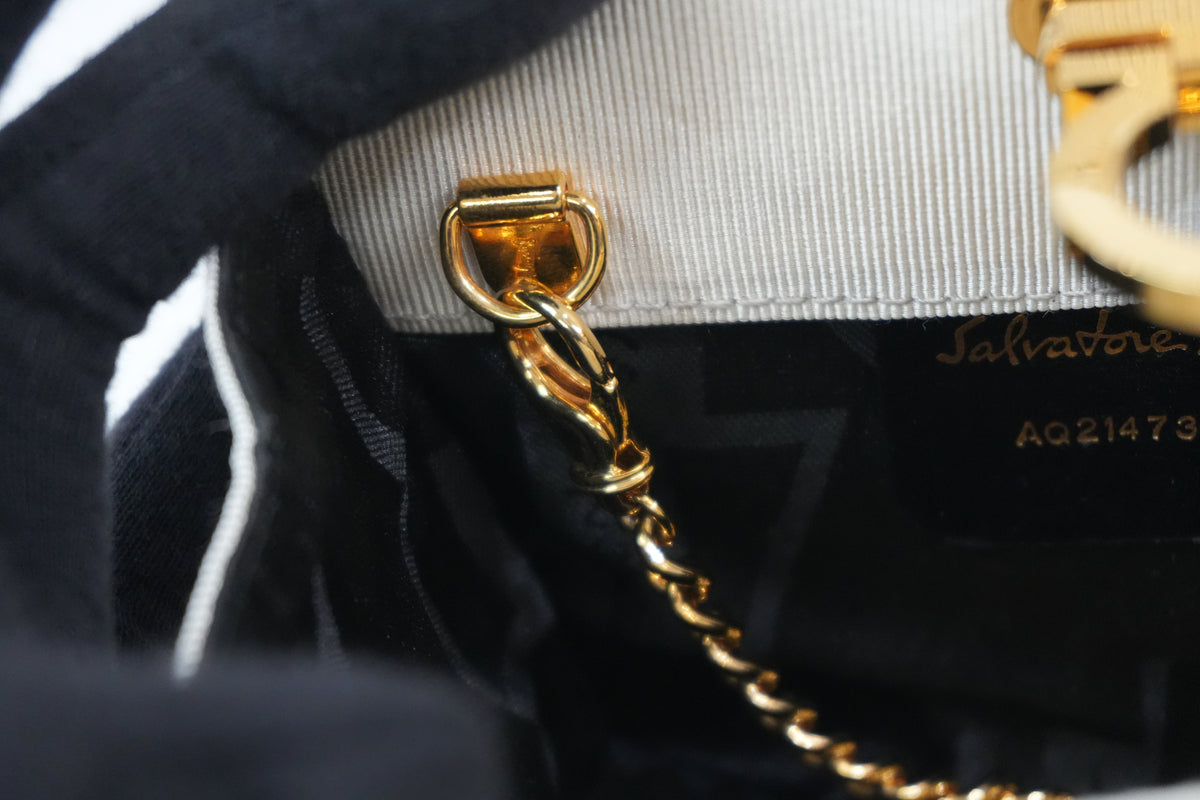 Pre-Owned Ferragamo Chain Crossbody white