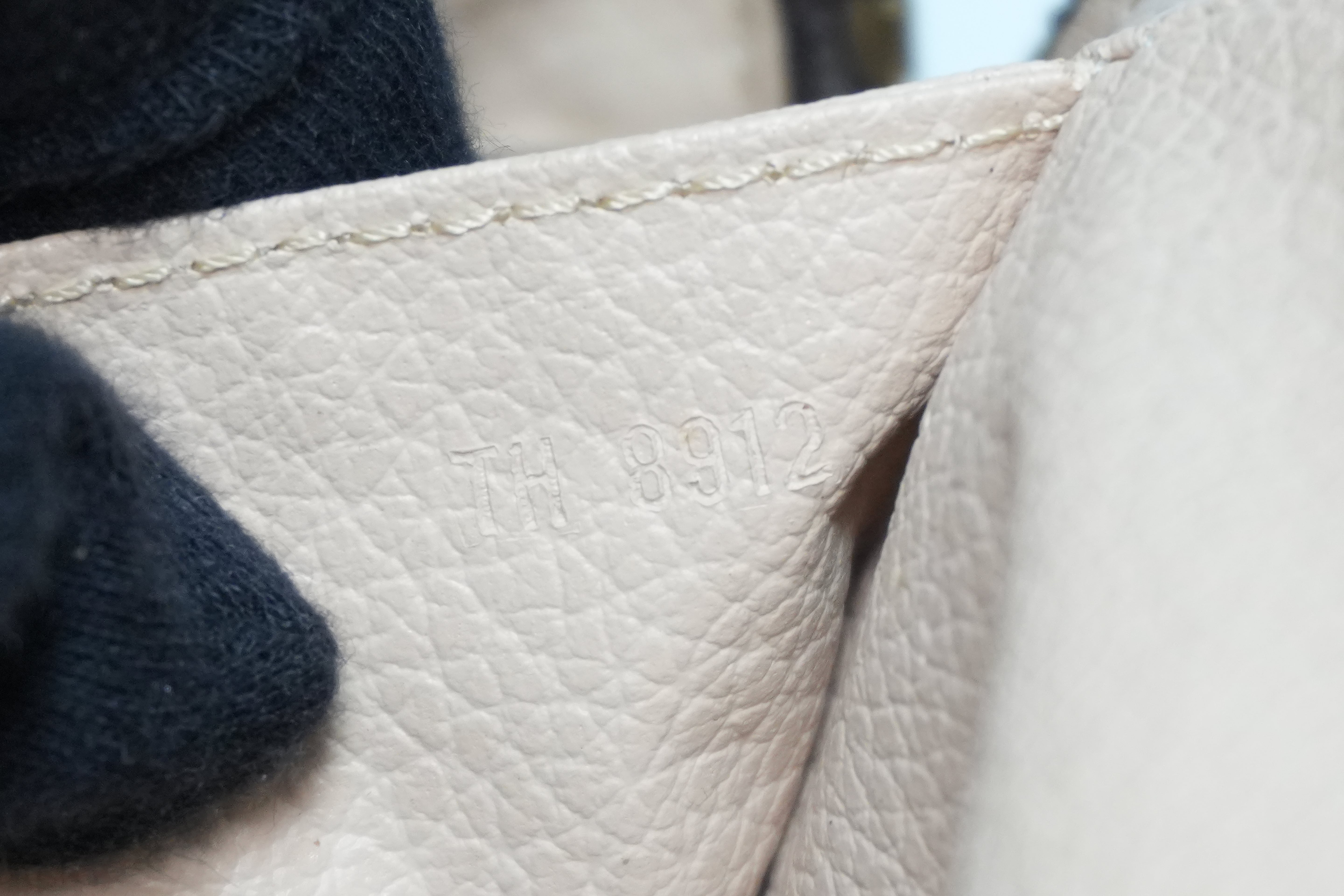 ルイヴィトン トゥルース 23 中古