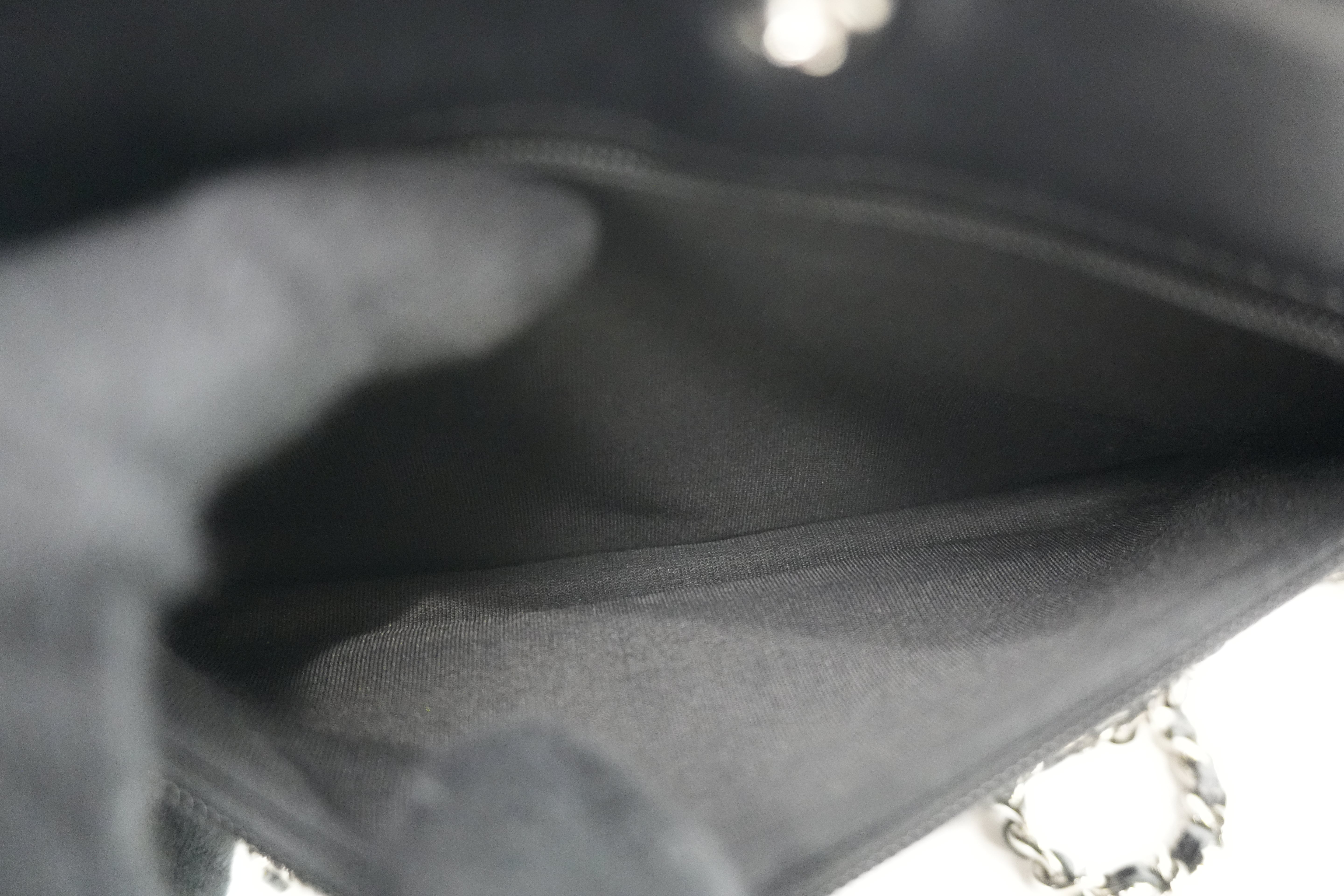 Pre-owned Chanel Caviar Wallet on Chain