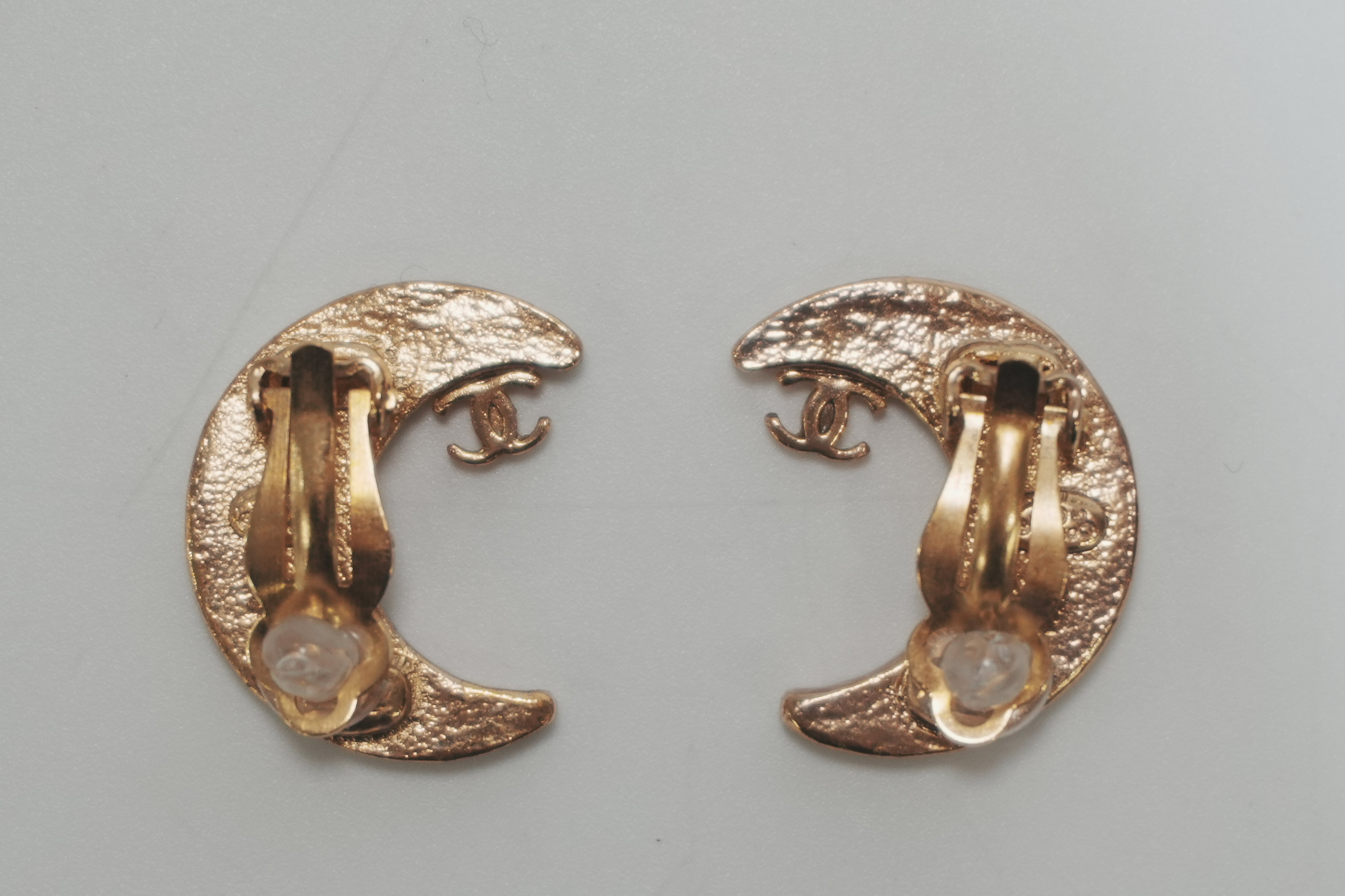 Pre-owned Chanel Quarter Moon Clip On Earrings