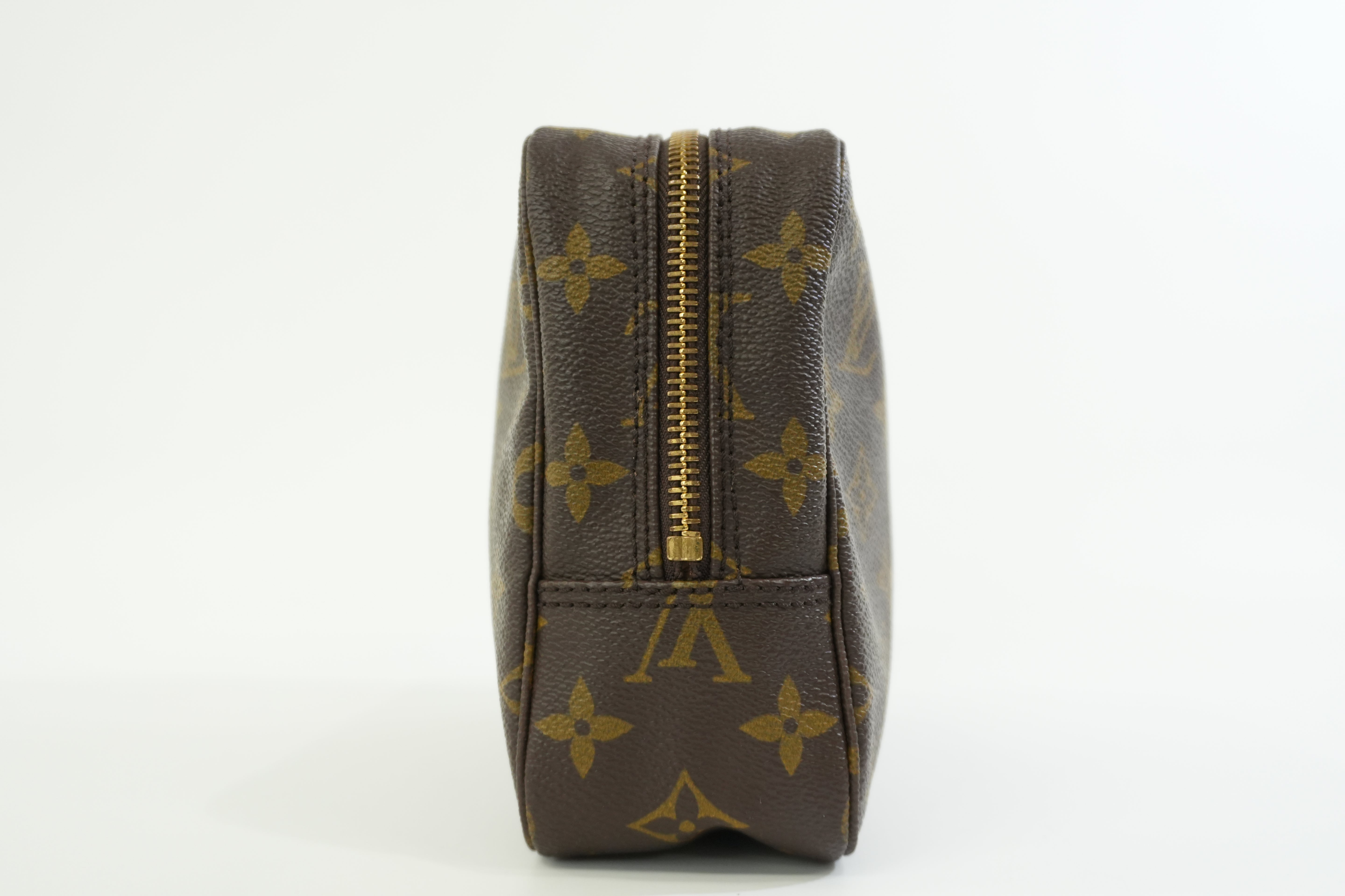 Pre-owned Louis Vuitton Monogram Trousse 23