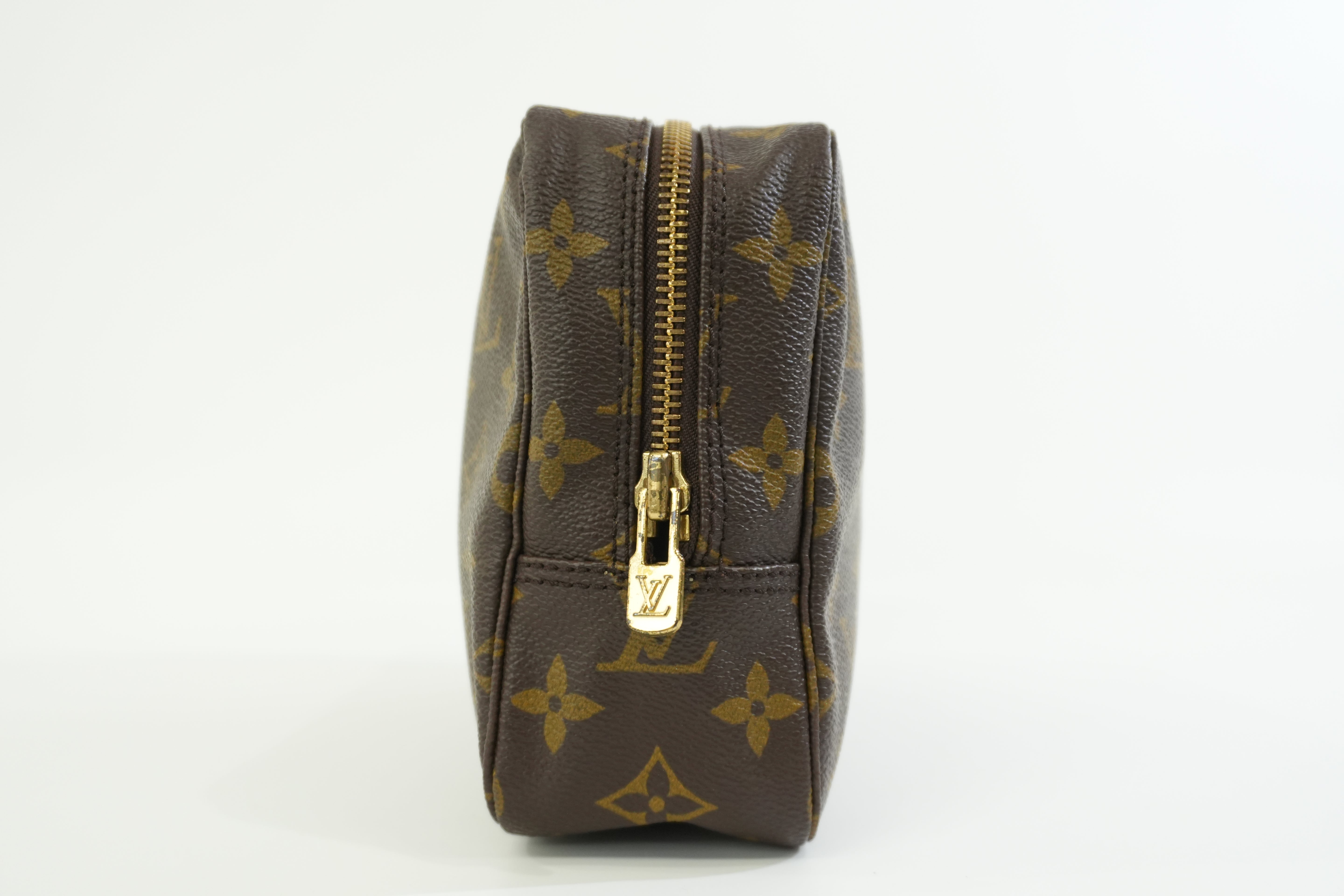 Pre-owned Louis Vuitton Monogram Trousse 23