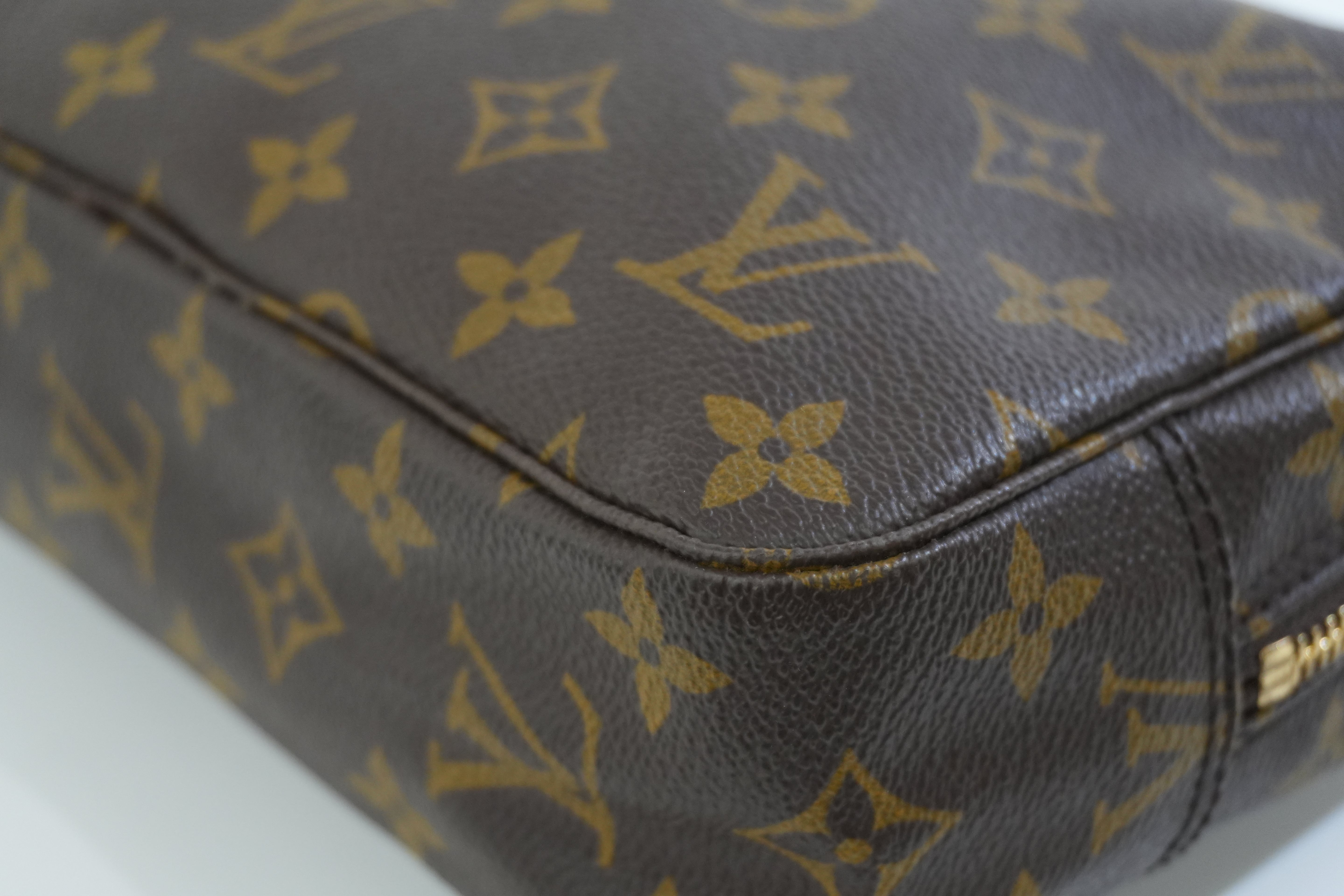 Pre-owned Louis Vuitton Monogram Trousse 23