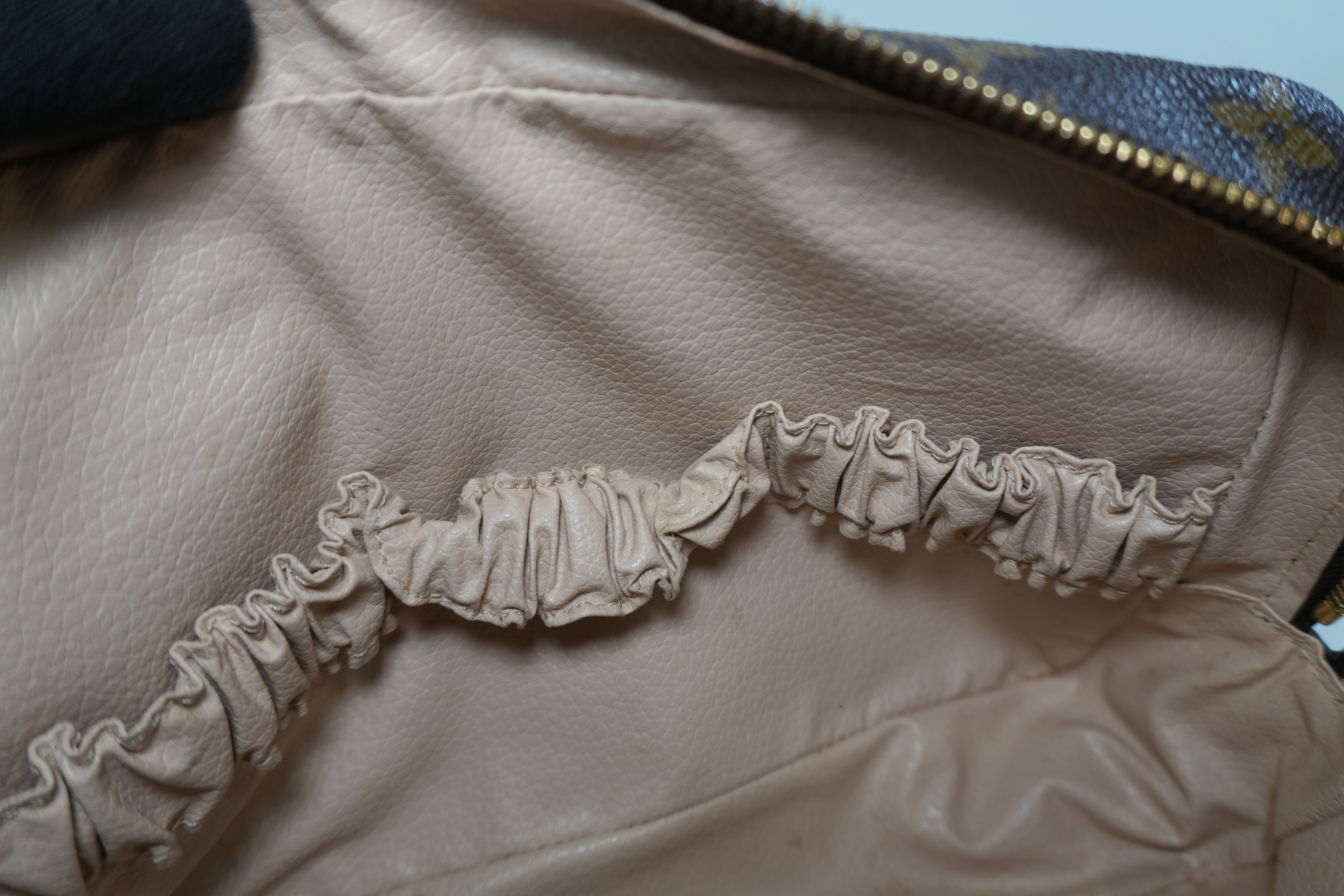 Pre-owned Louis Vuitton Monogram Trousse 23