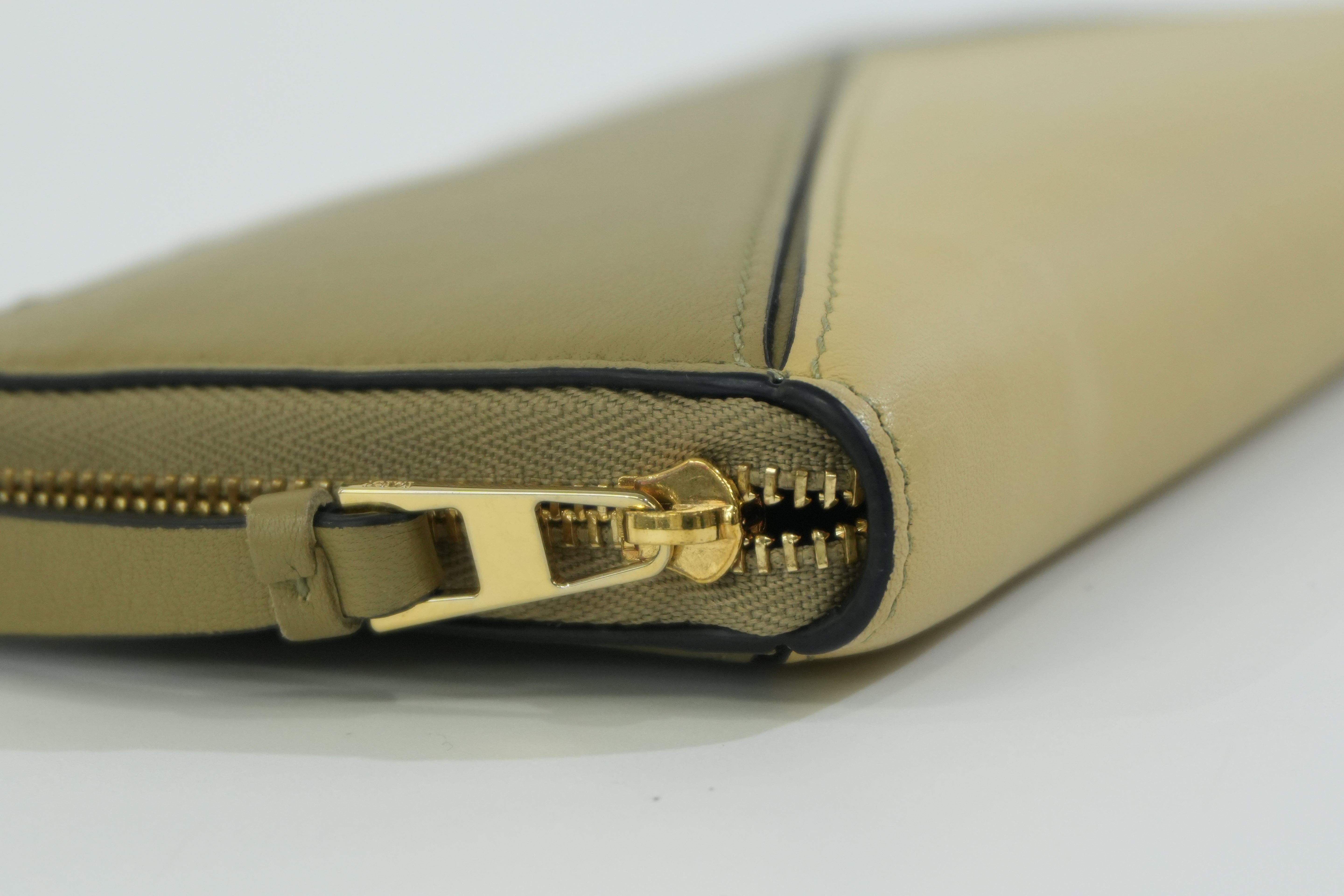 Pre-owned Loewe Leather Zippy Long Wallet Green