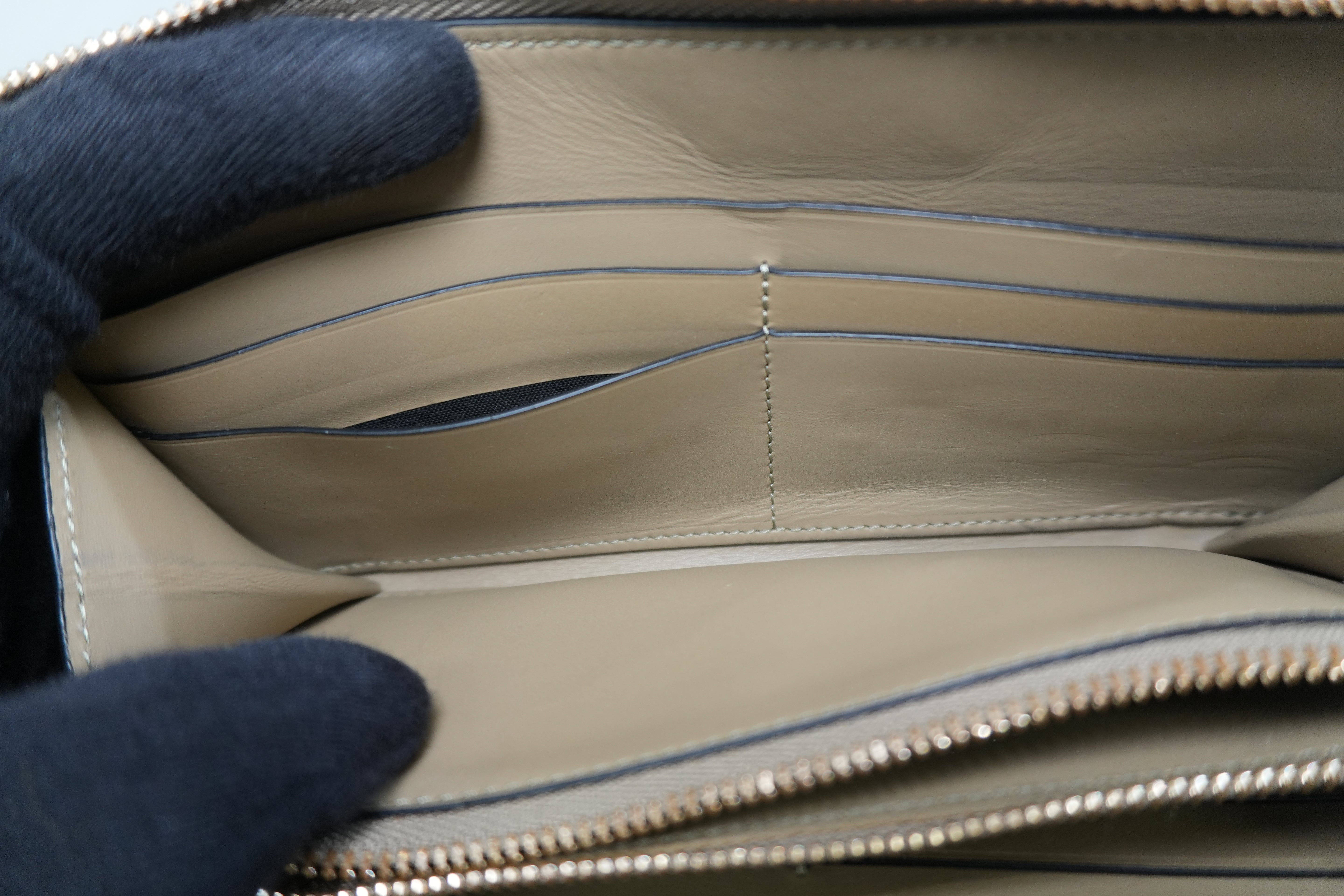 Pre-owned Loewe Leather Zippy Long Wallet Green