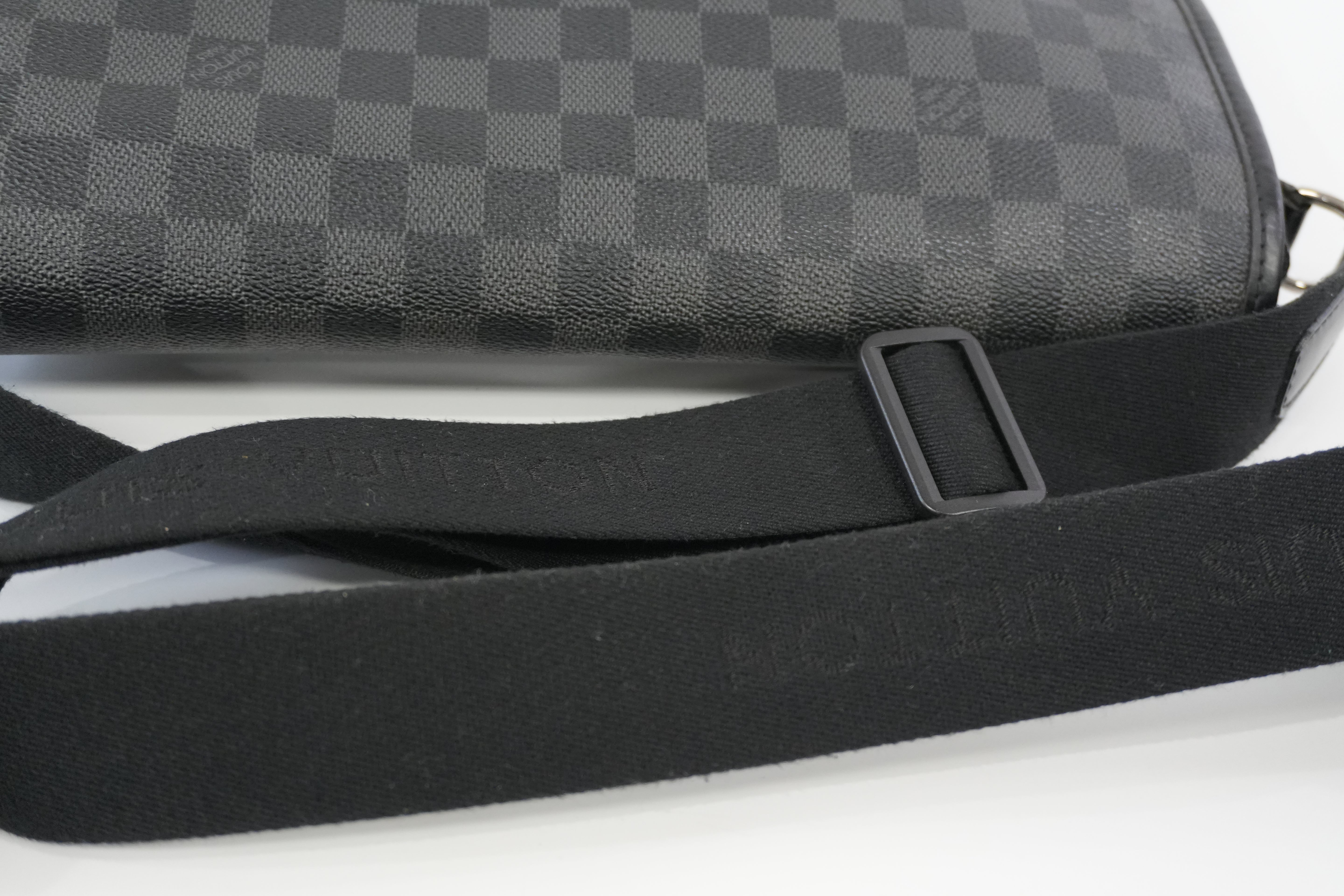 Pre-owned Louis Vuitton Damier Graphite Daniel MM Messenger Bag