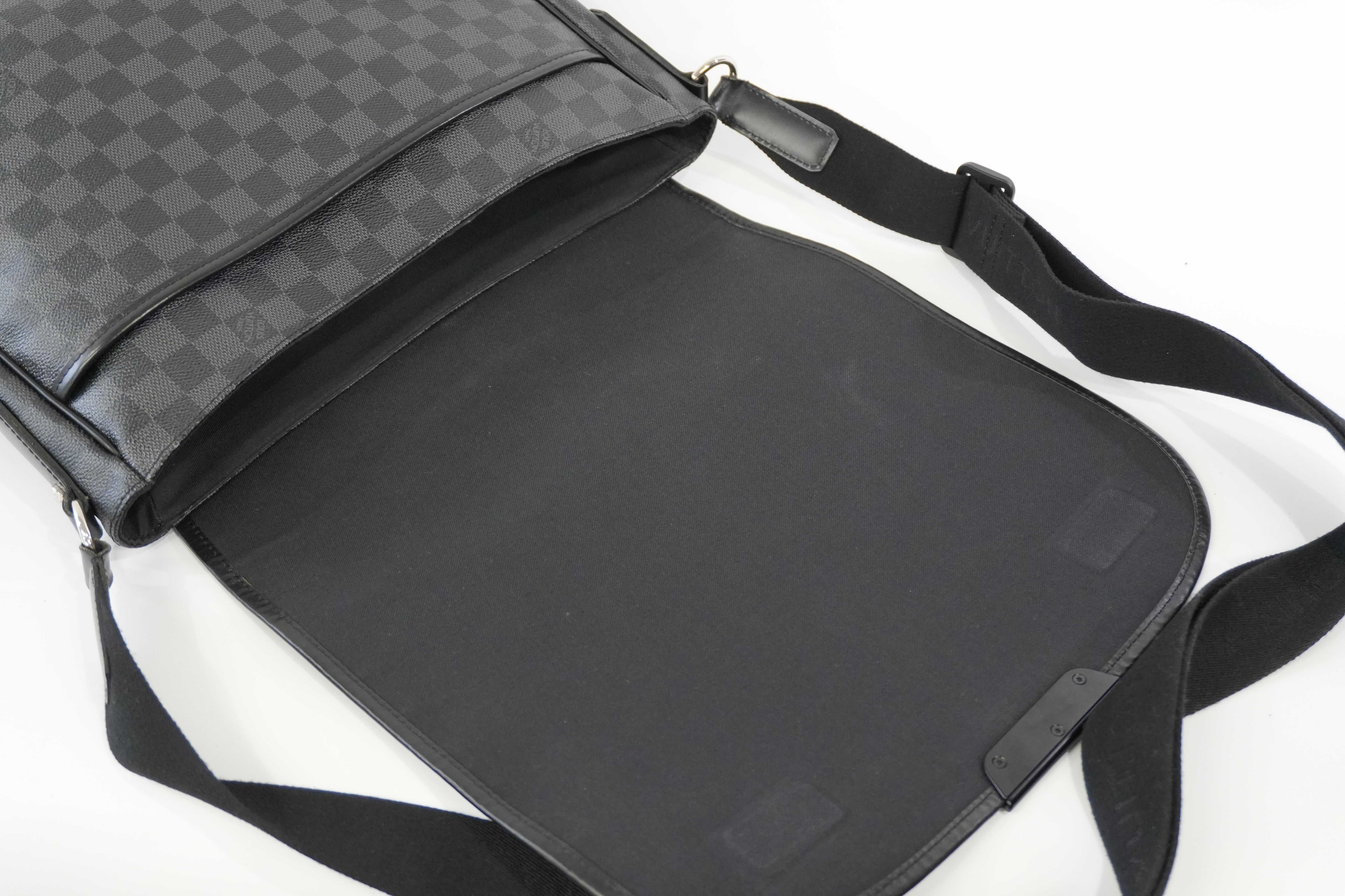 Pre-owned Louis Vuitton Damier Graphite Daniel MM Messenger Bag