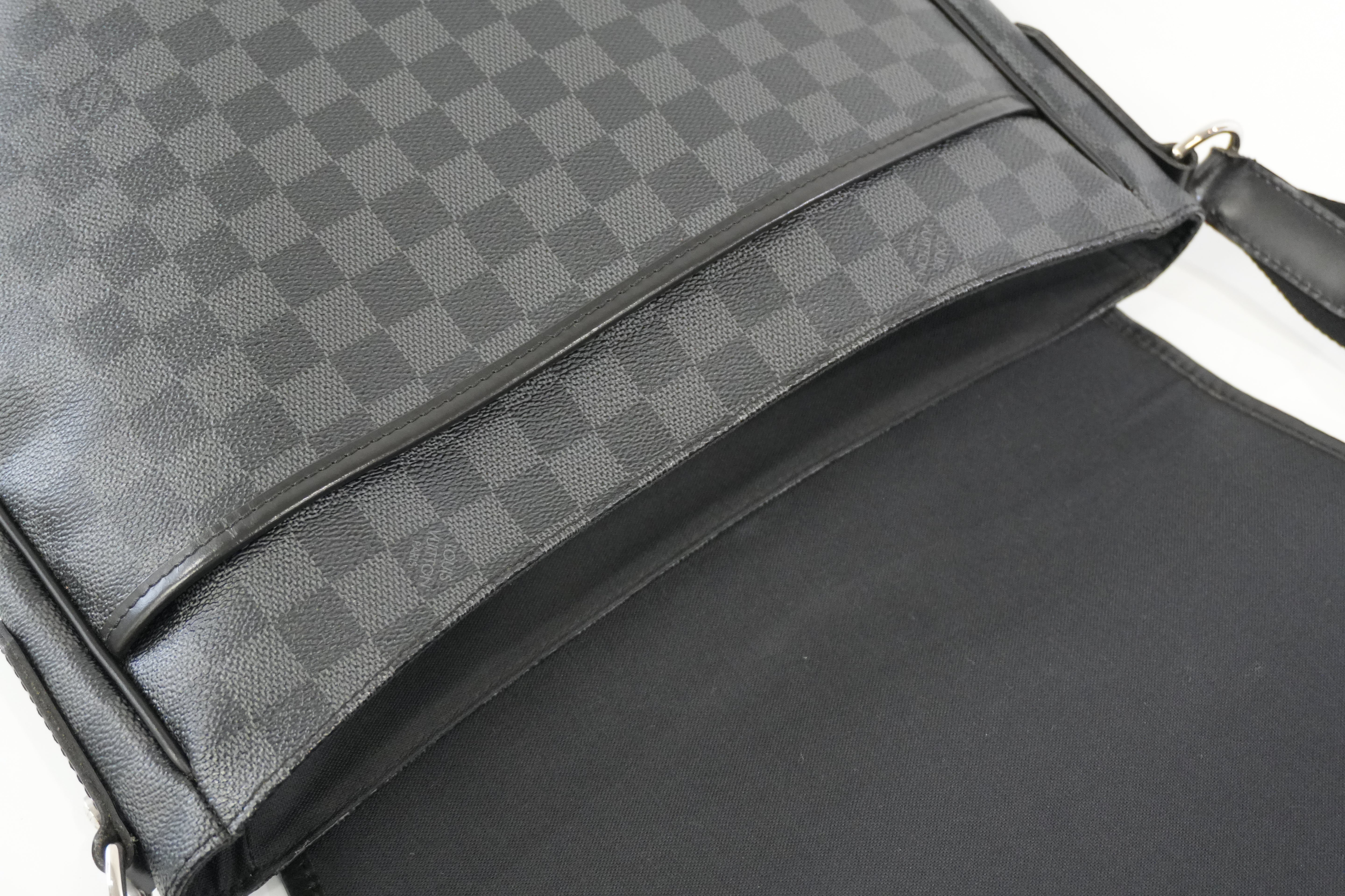 Pre-owned Louis Vuitton Damier Graphite Daniel MM Messenger Bag