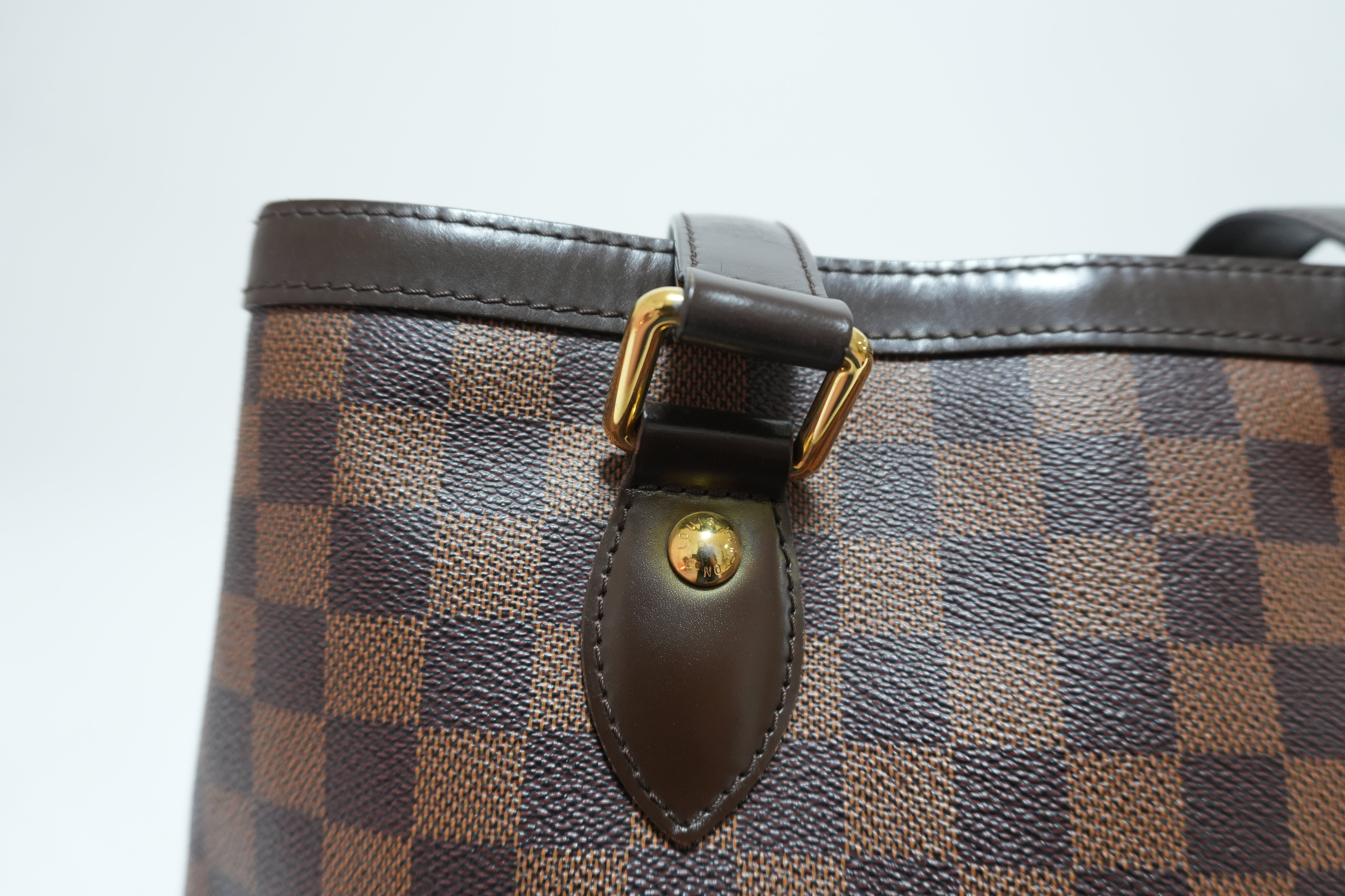 Pre-Owned Louis Vuitton Epi Capucines Shoulder Bag Black