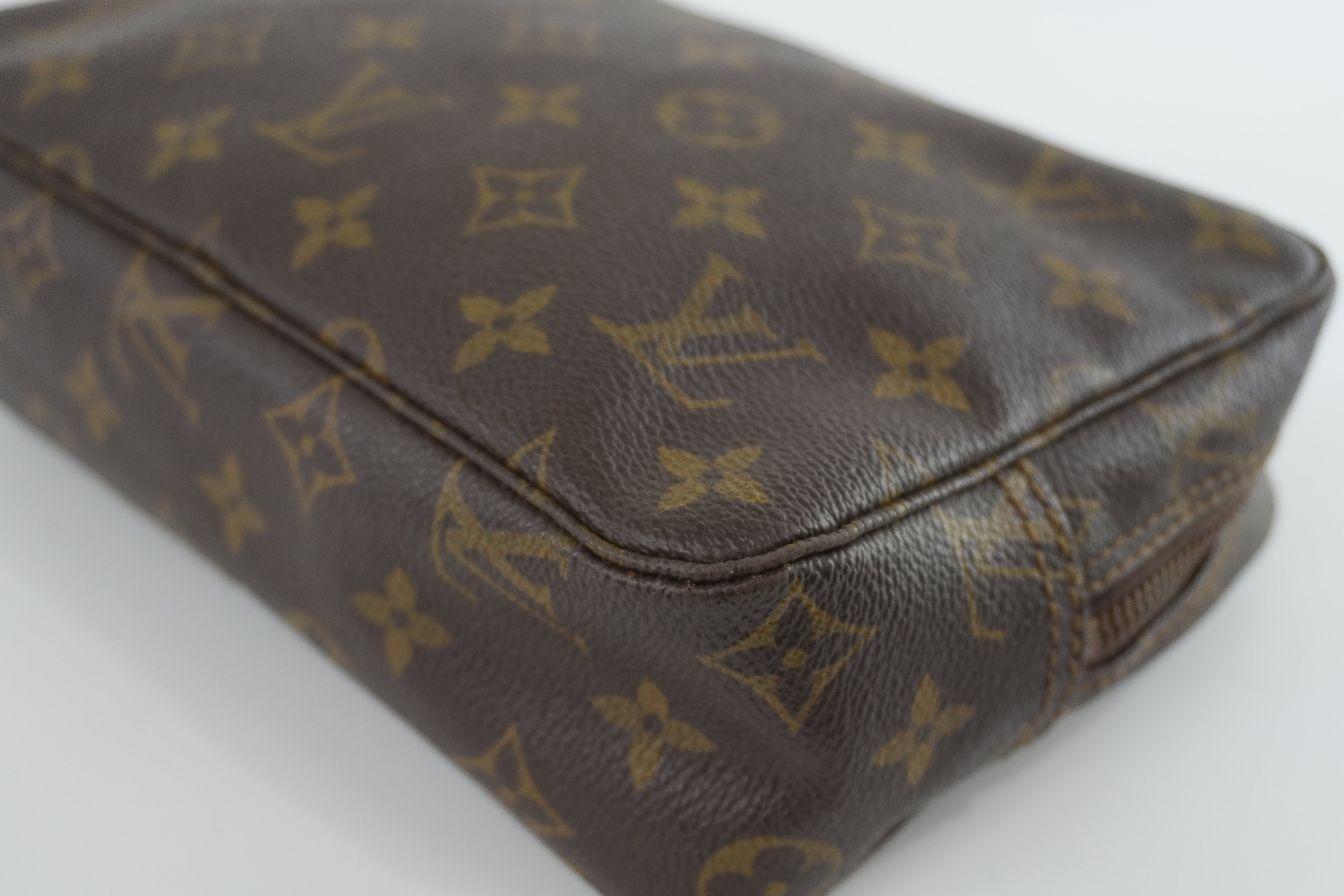 Pre-owned Louis Vuitton Monogram Trousse 23