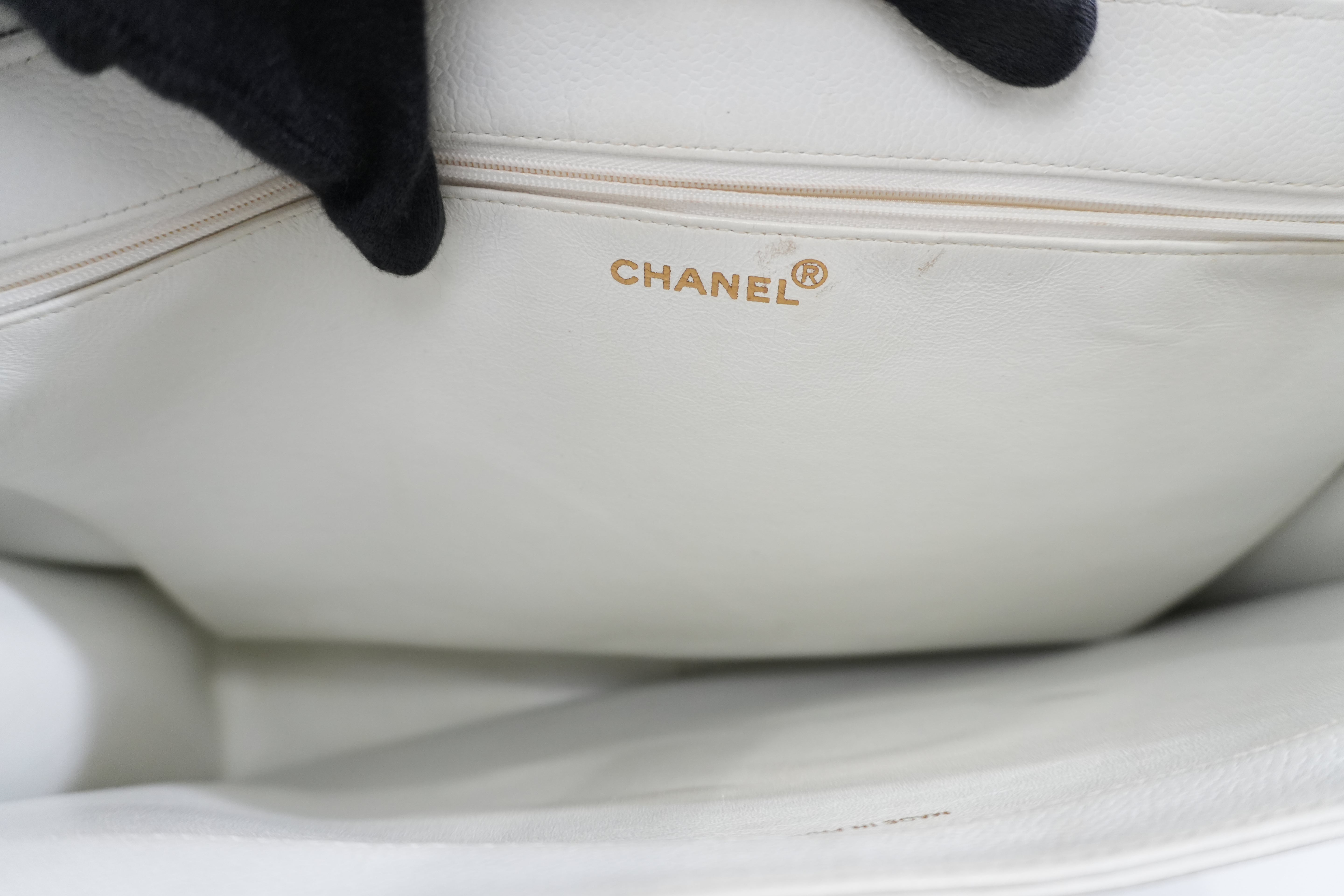 Pre-owned Chanel Caviar Skin Leather Tote Bag White