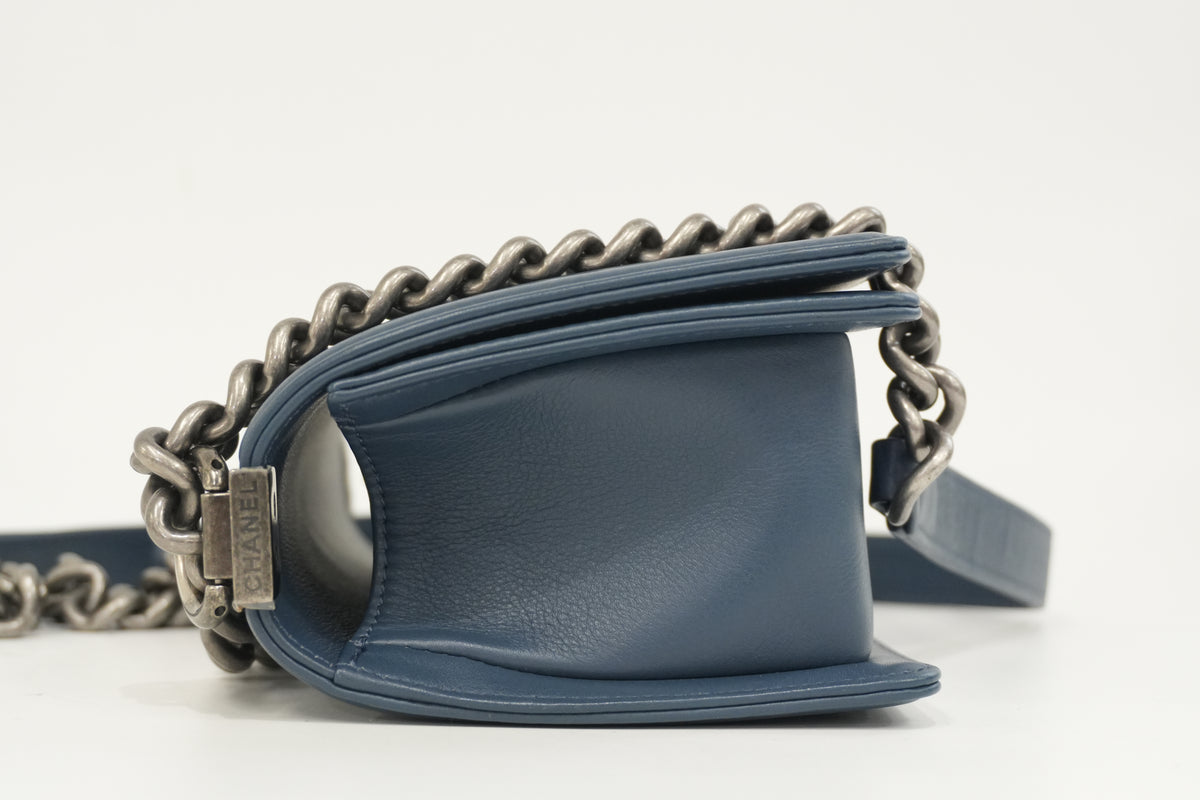 Pre-Owned Chanel Le Boy Crossbody Bag Blue