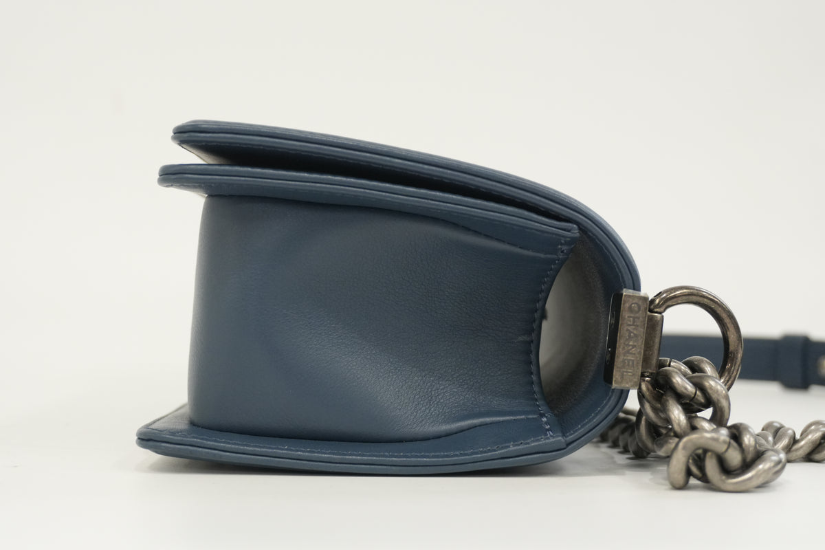 Pre-Owned Chanel Le Boy Crossbody Bag Blue