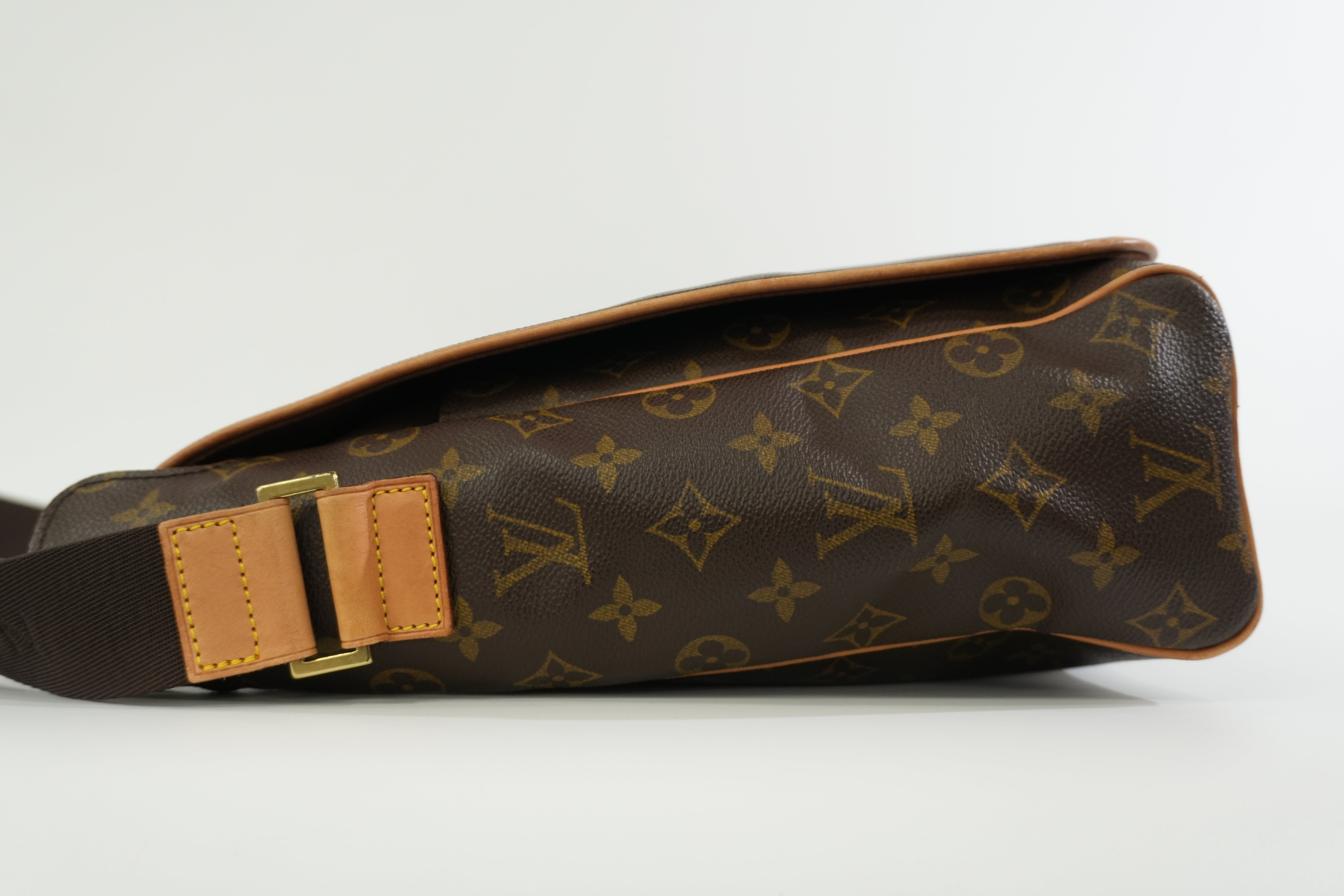 Pre-owned Louis Vuitton Monogram Abesses Messenger Bag